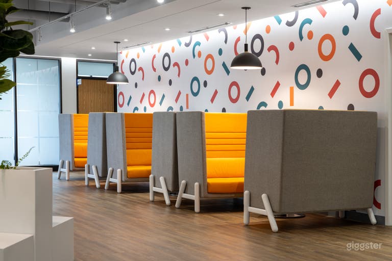  Large Formal Conference Room (MAX: 20 People) 