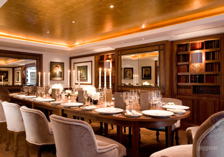 Prestigious Library Meeting Room with Antique Books in London Photo 4