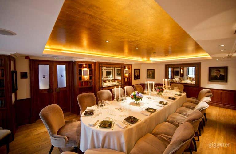  Prestigious Library Meeting Room with Antique Books in London 