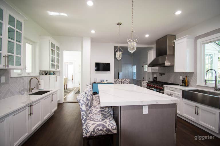  Luxurious Montclair home with beautiful backyard pool 