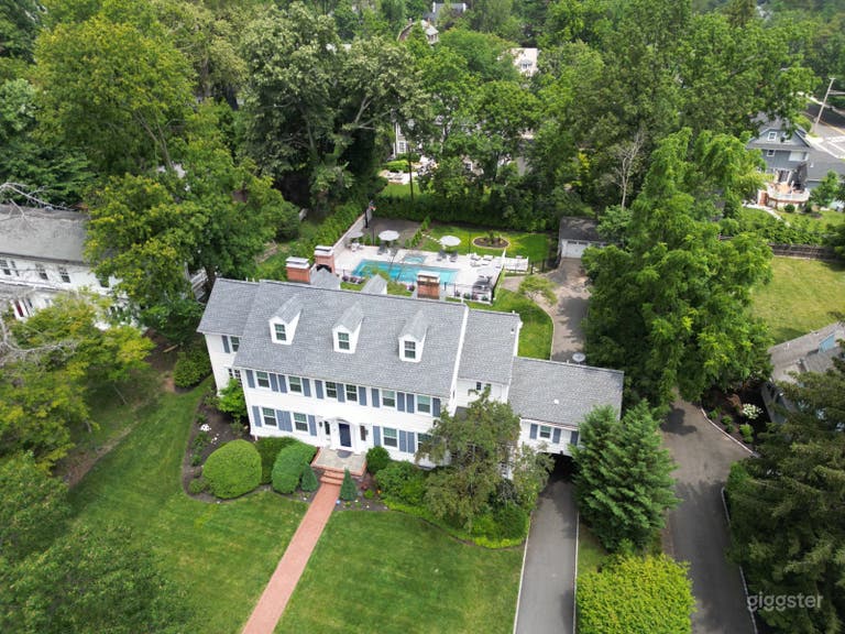  Luxurious Montclair home with beautiful backyard pool 