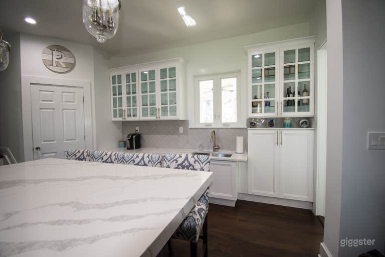  Luxurious Montclair home with beautiful backyard pool 