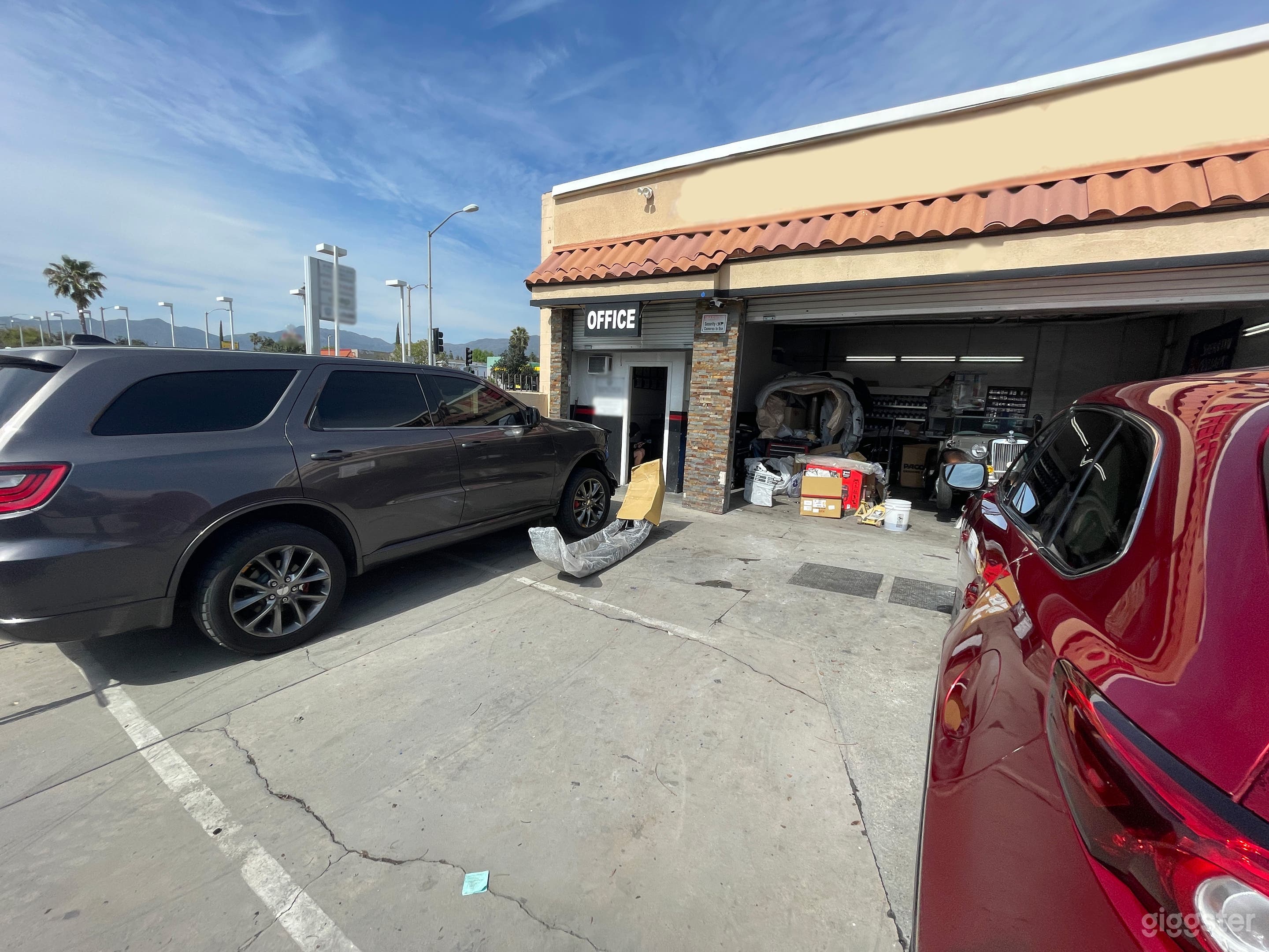 Single Garage Body Shop Unit Photo 1