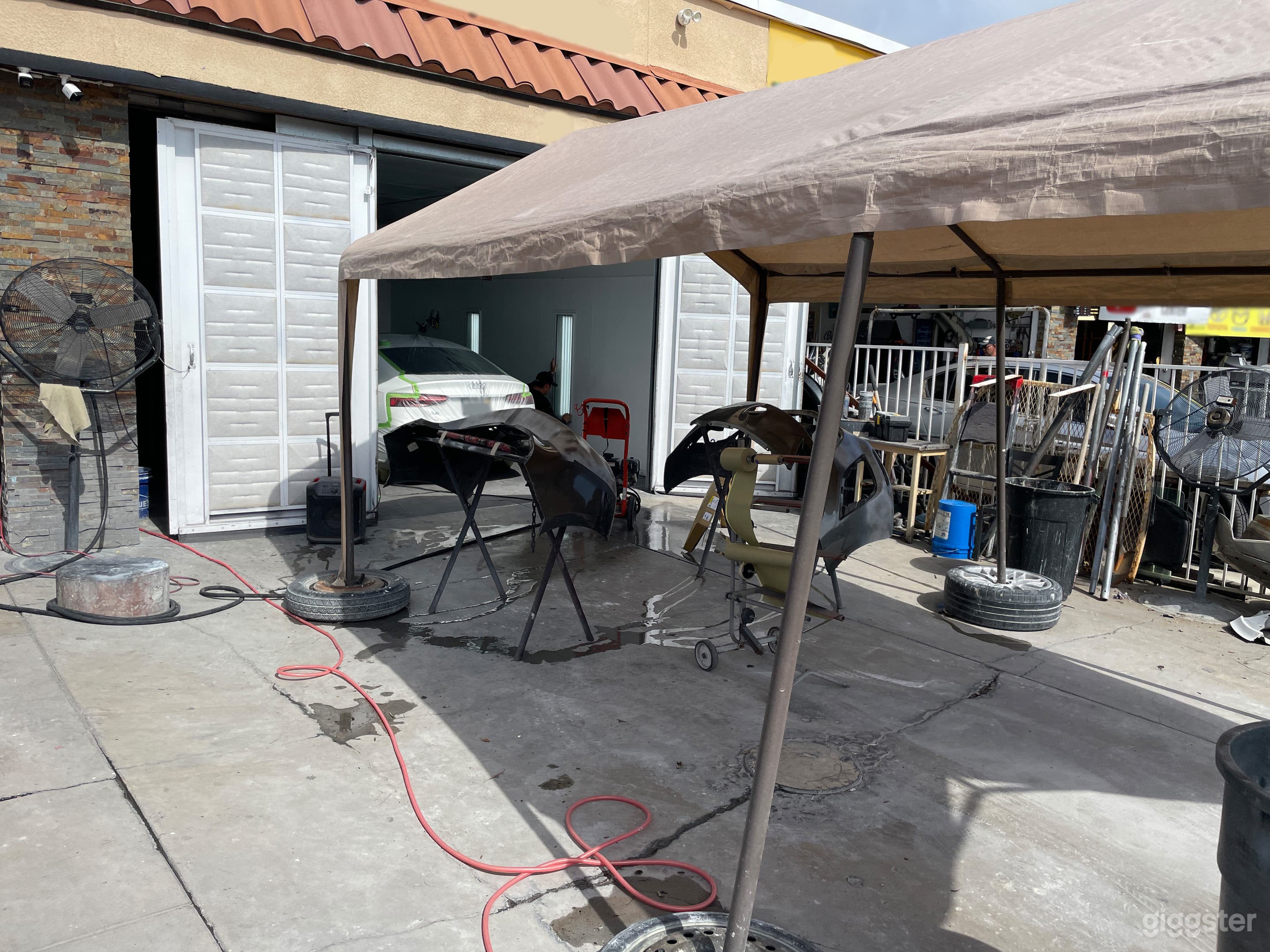 Single Garage Body Shop Unit Photo 2