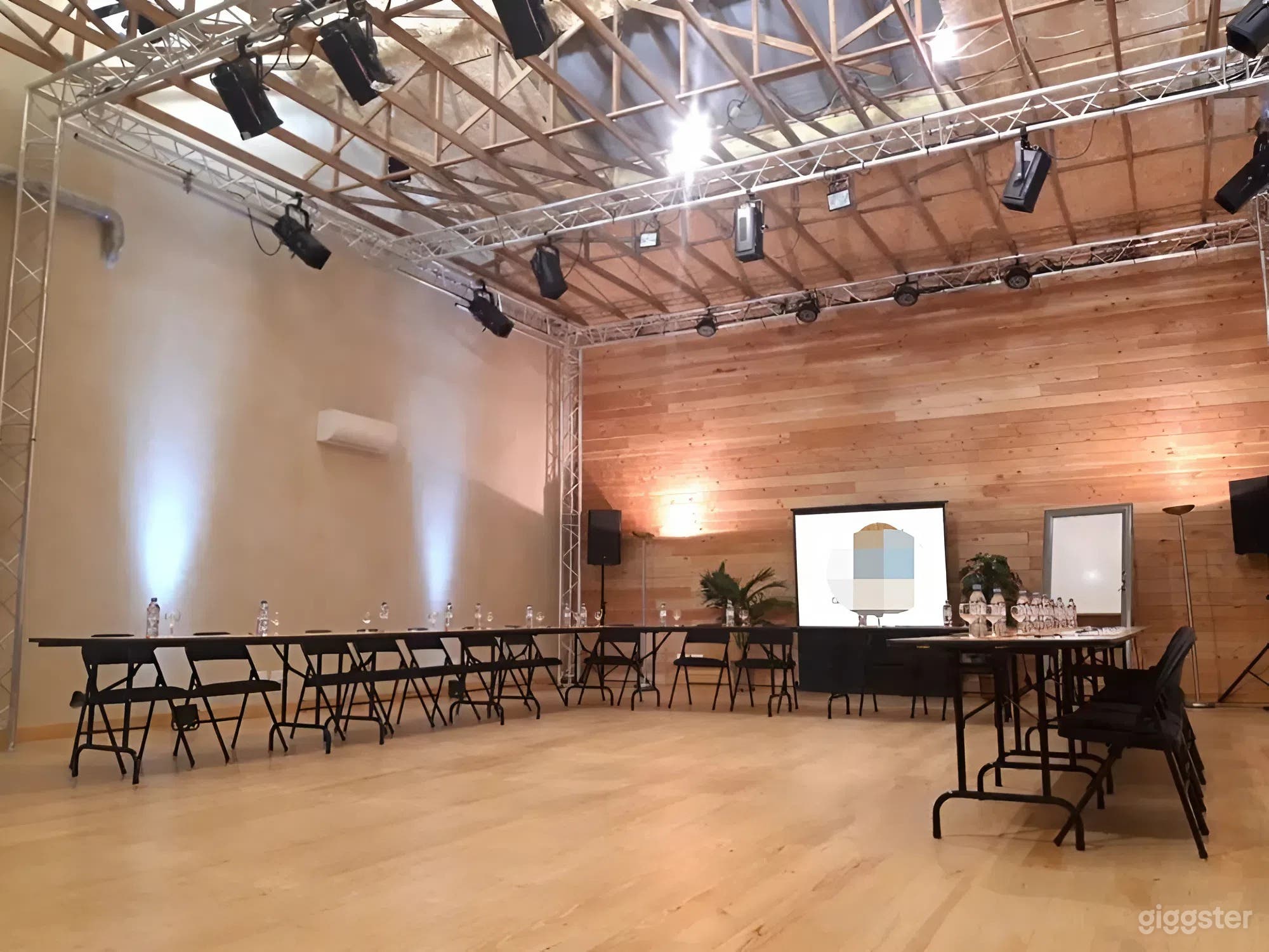 Photo de Théâtre en bois avec lumière naturelle ou flexibilité Black Box 4