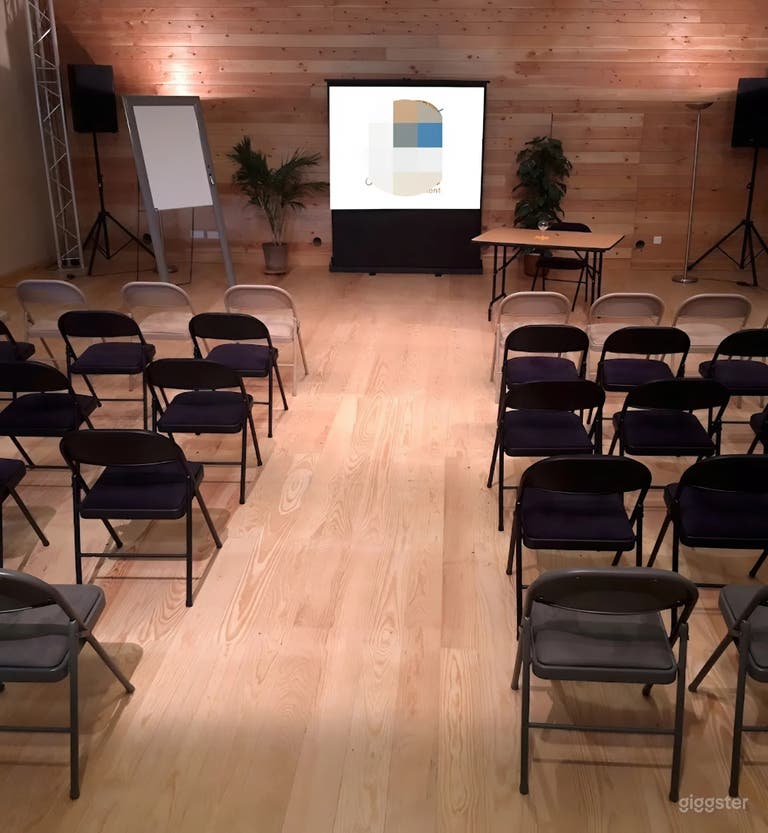  Théâtre en bois avec lumière naturelle ou flexibilité Black Box 