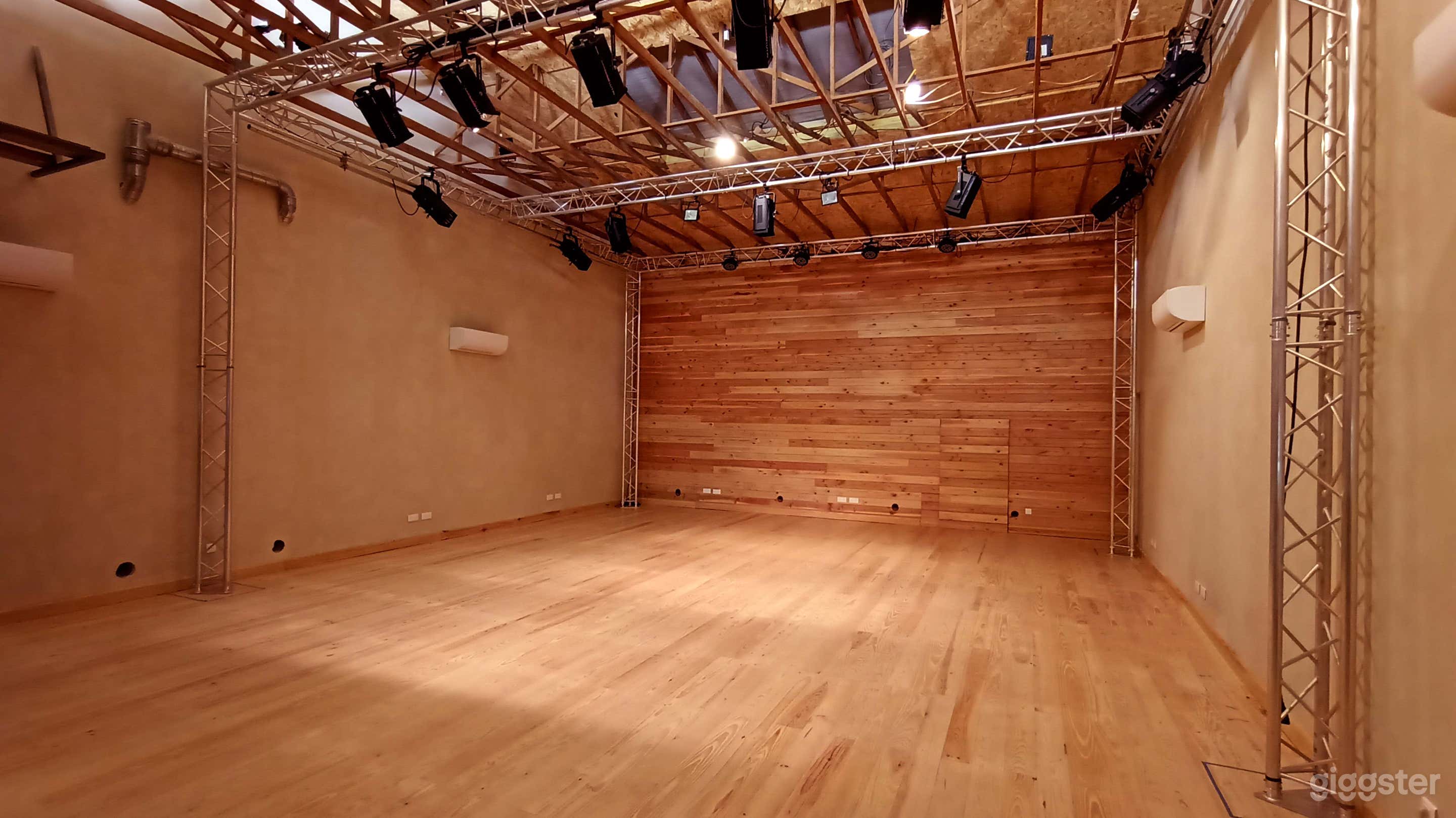 Photo de Théâtre en bois avec lumière naturelle ou flexibilité Black Box 1
