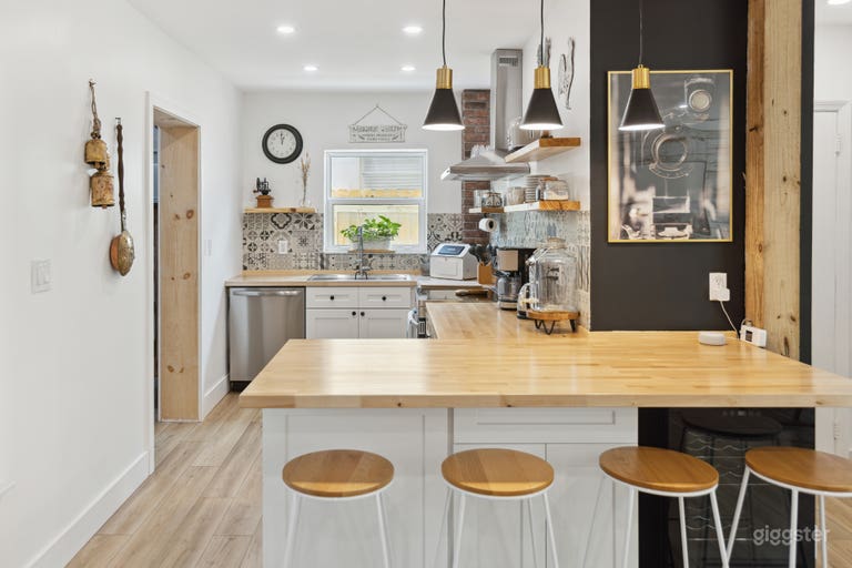  Farmhouse style with a Cowboy pool & Tiki Bar 