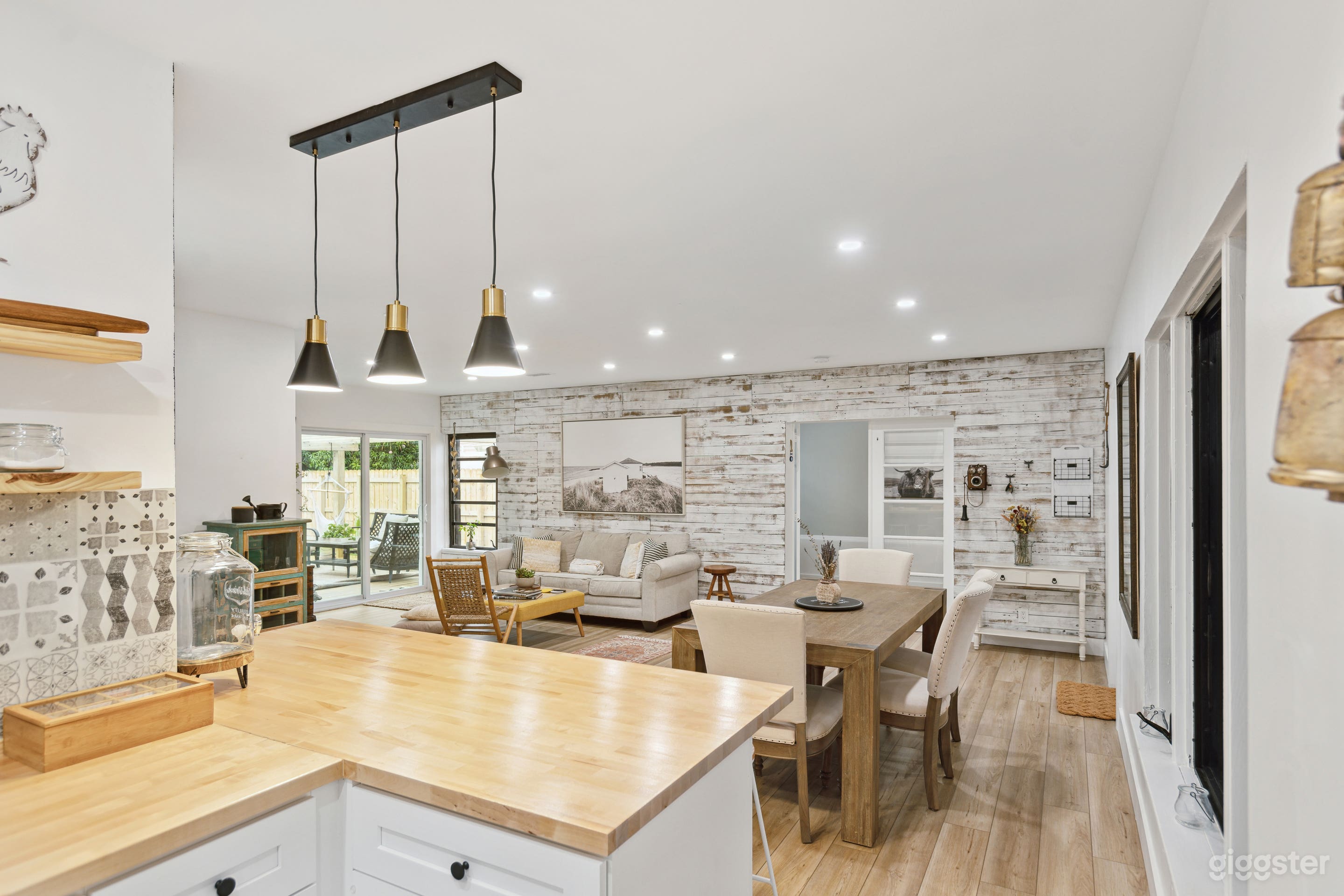 Farmhouse style with a Cowboy pool &amp; Tiki Bar Photo 4