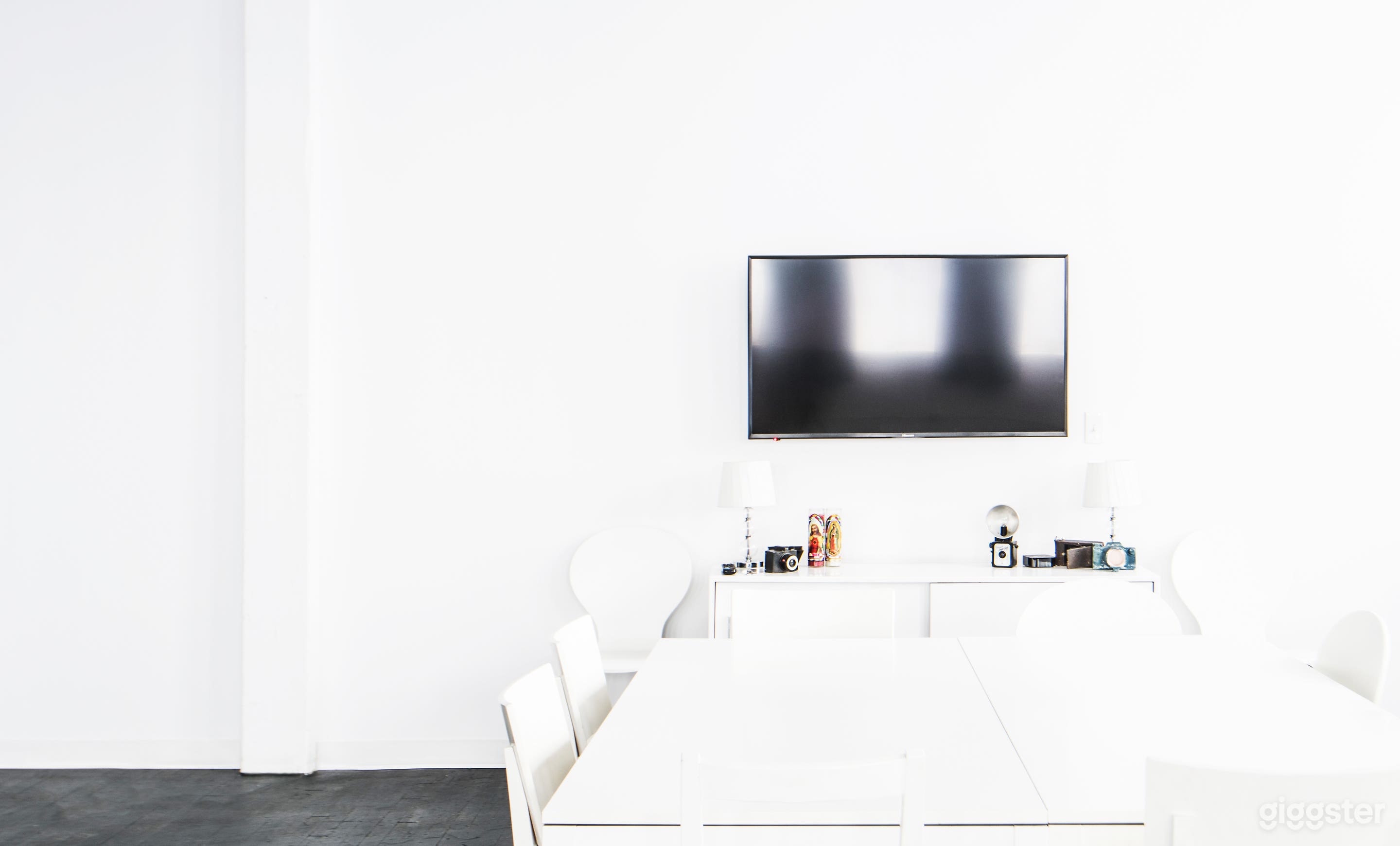 Stylish Film &amp; Photography Studio in Chicago Photo 2