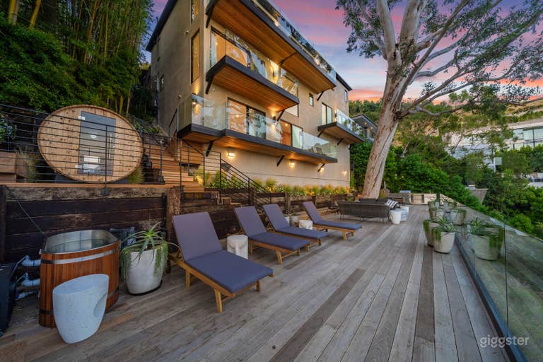  Newly Remodeled Hollywood Hills Retreat w/ Skyline Views 