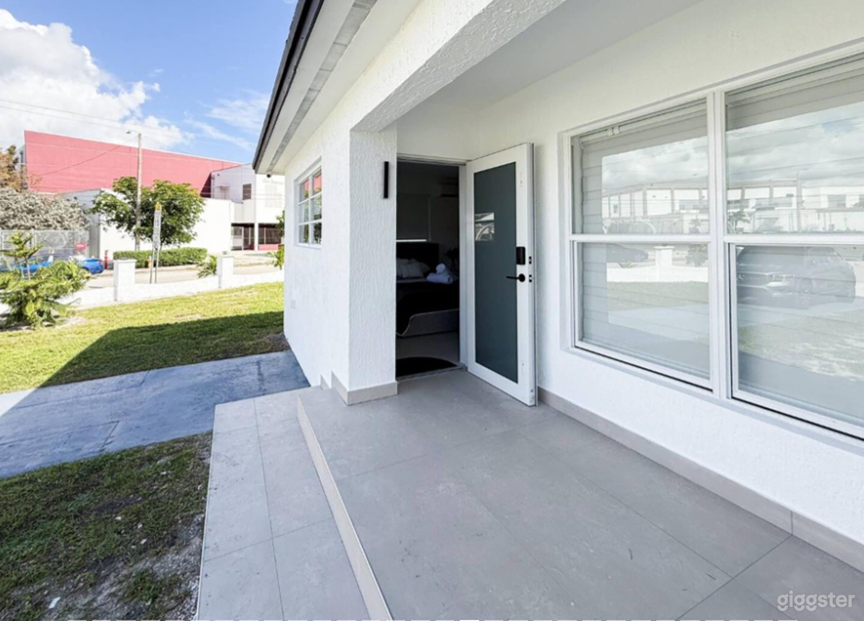 Central King Studio | Quiet & Close to Hard Rock Photo 2