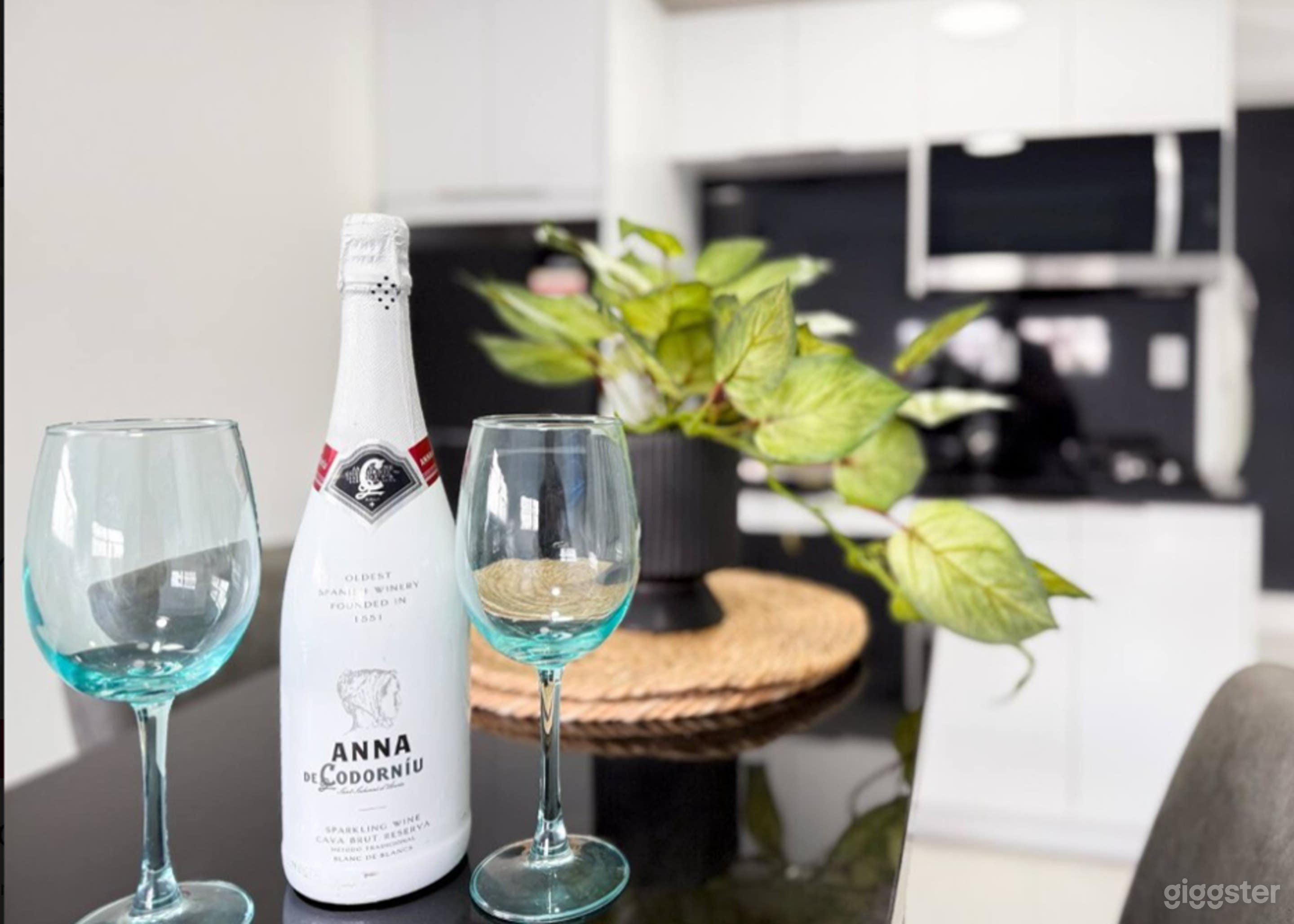 Central King Studio | Quiet & Close to Hard Rock Photo 3