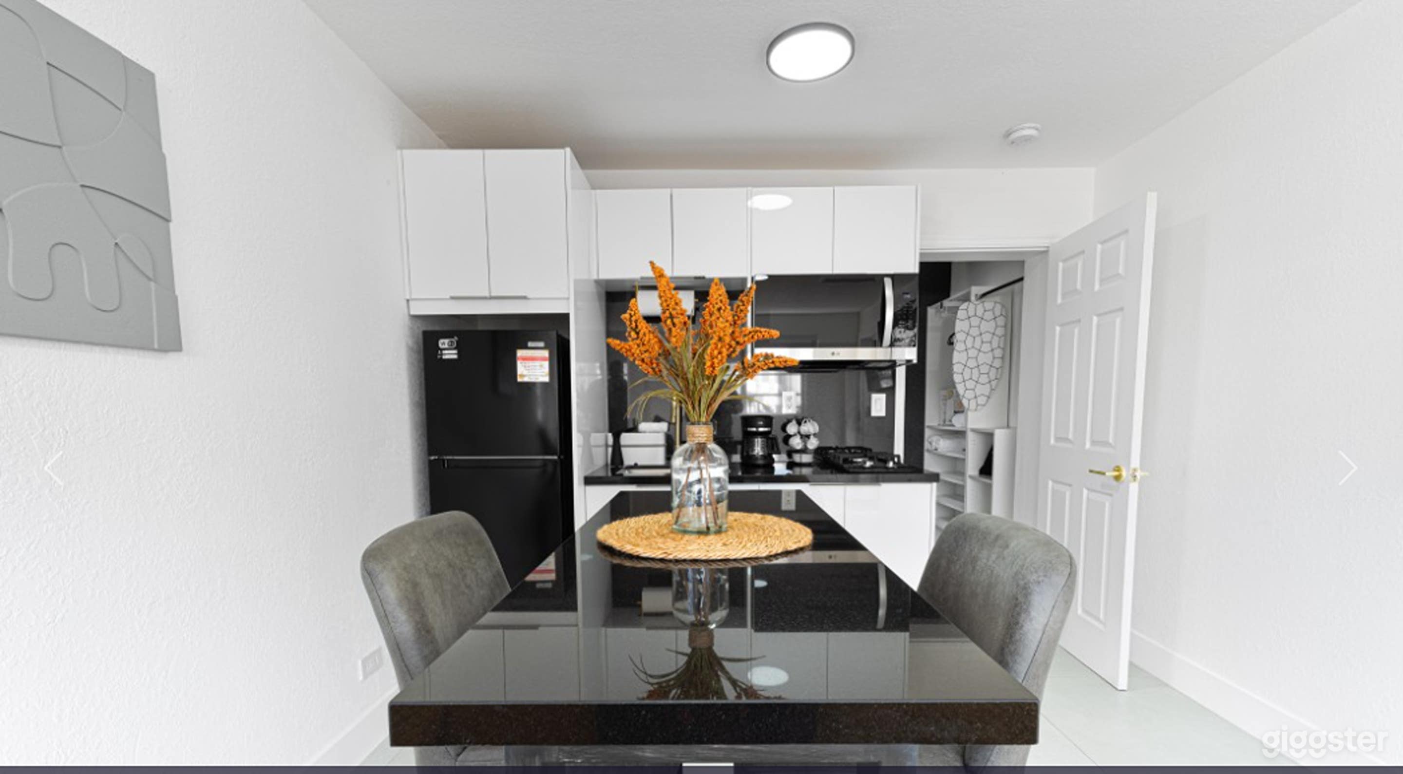 Central King Studio | Quiet & Close to Hard Rock Photo 4