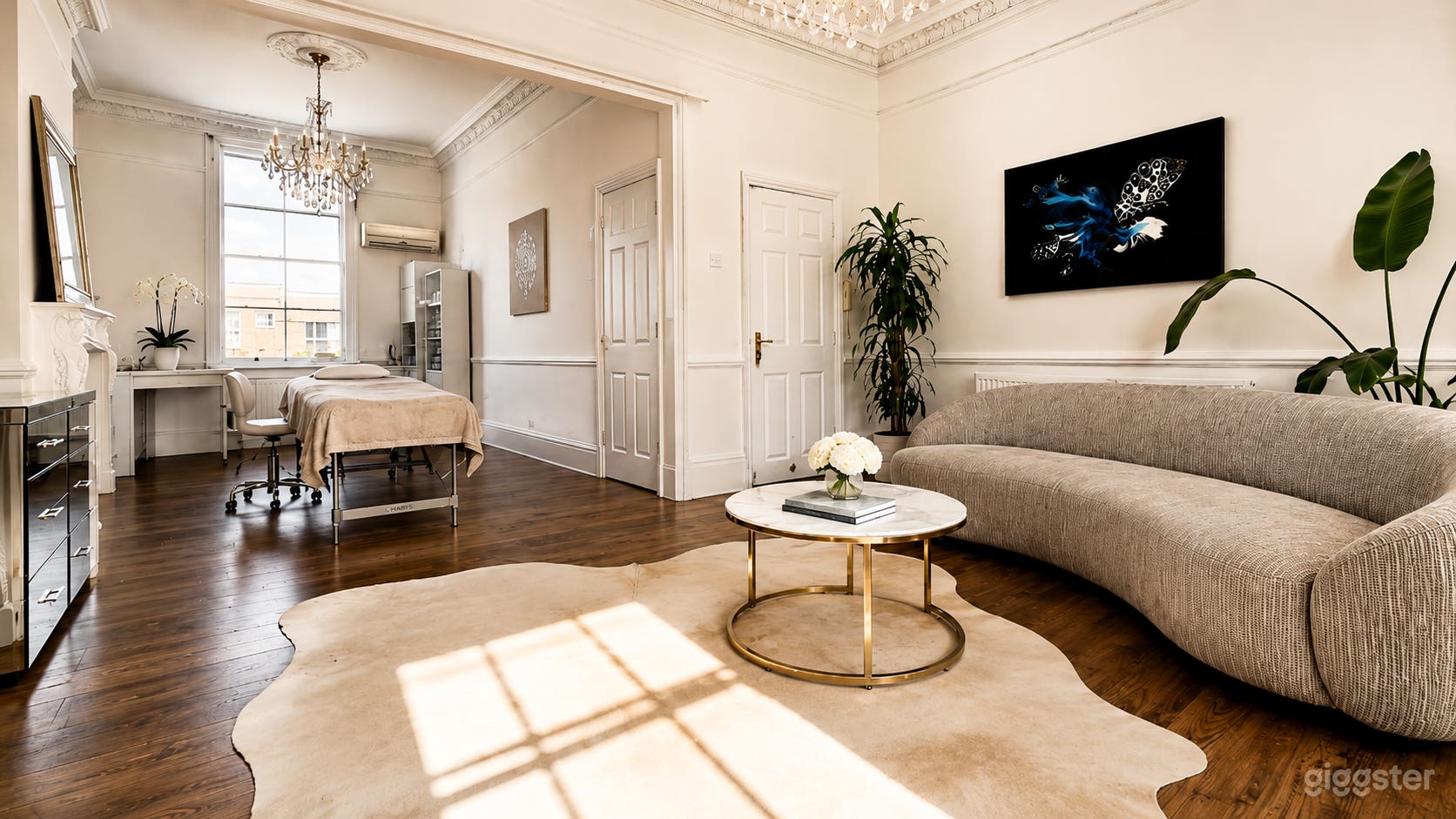 White Georgian Drawing Room, High Ceilings, Huge Windows Photo 2