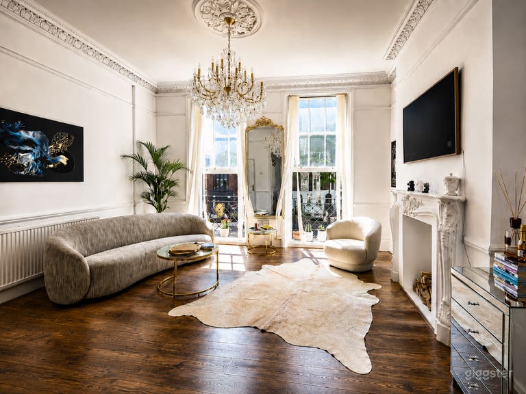  White Georgian Drawing Room, High Ceilings, Huge Windows 