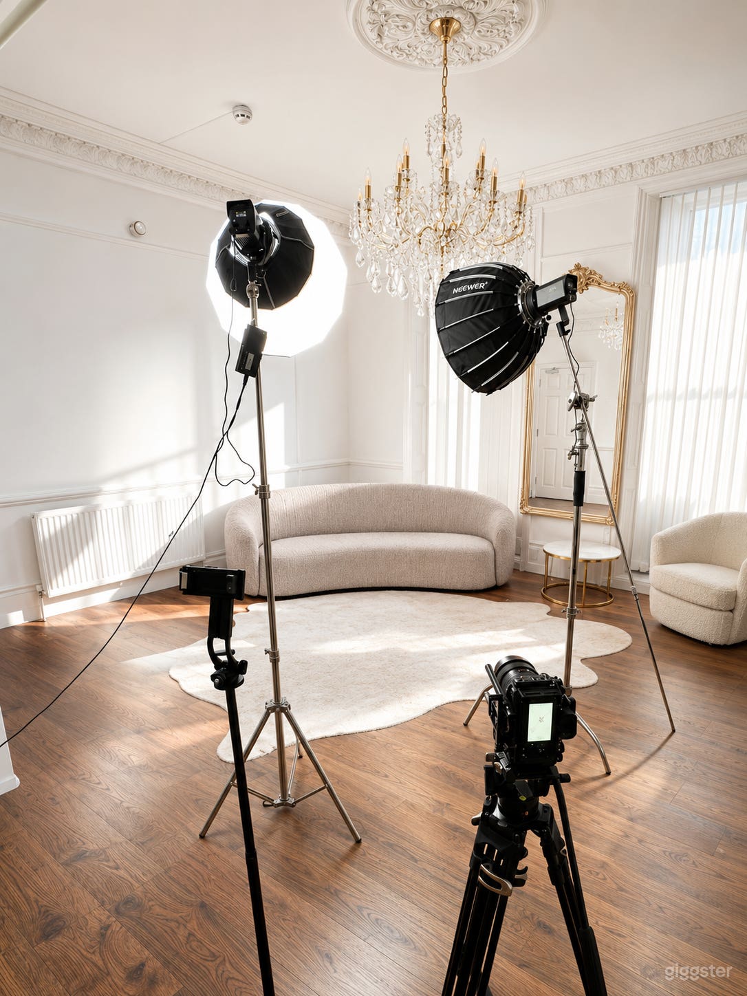 White Georgian Drawing Room, High Ceilings, Huge Windows Photo 3