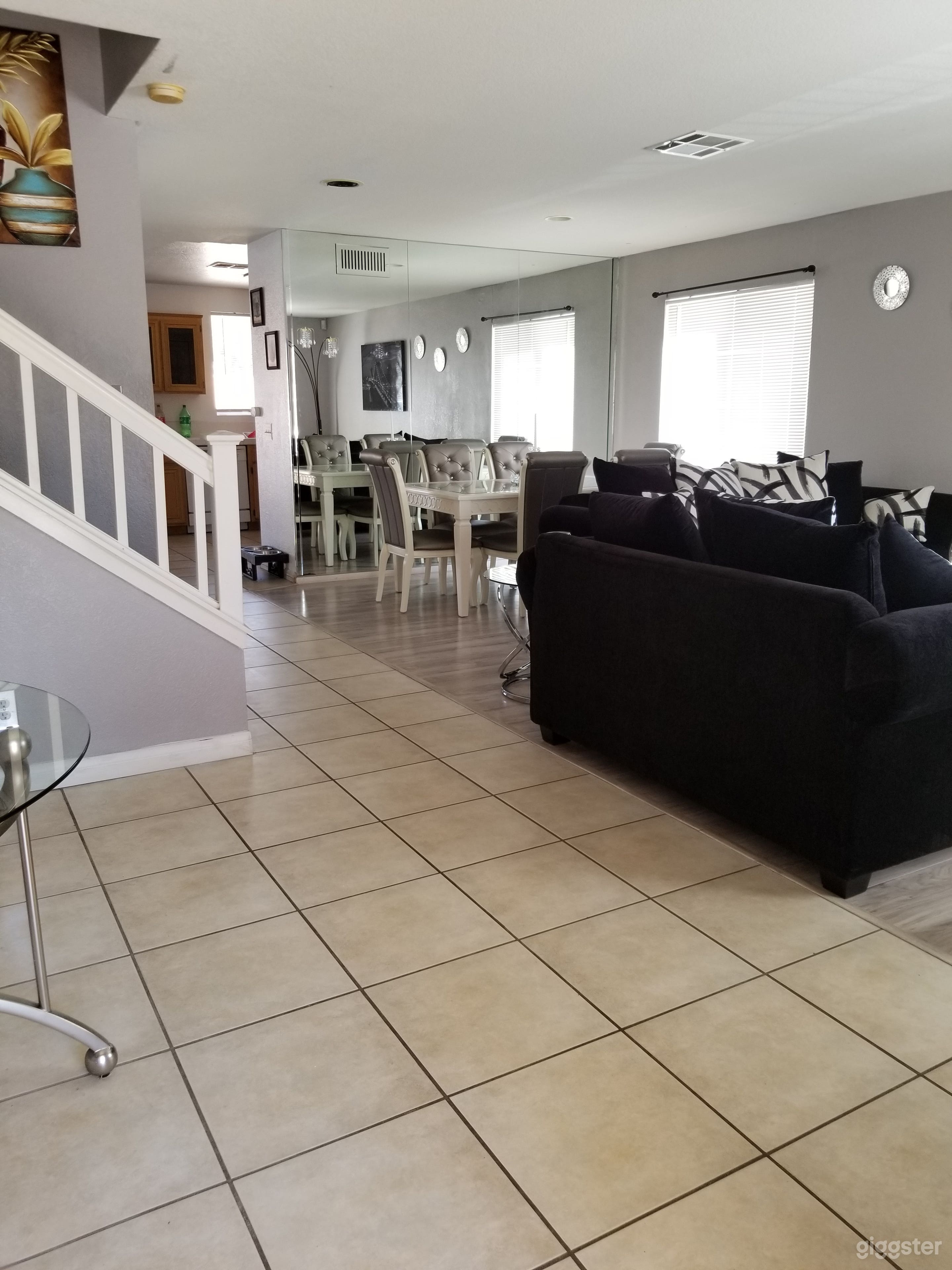 Elegant Home For The Motion Picture Industry  Photo 2