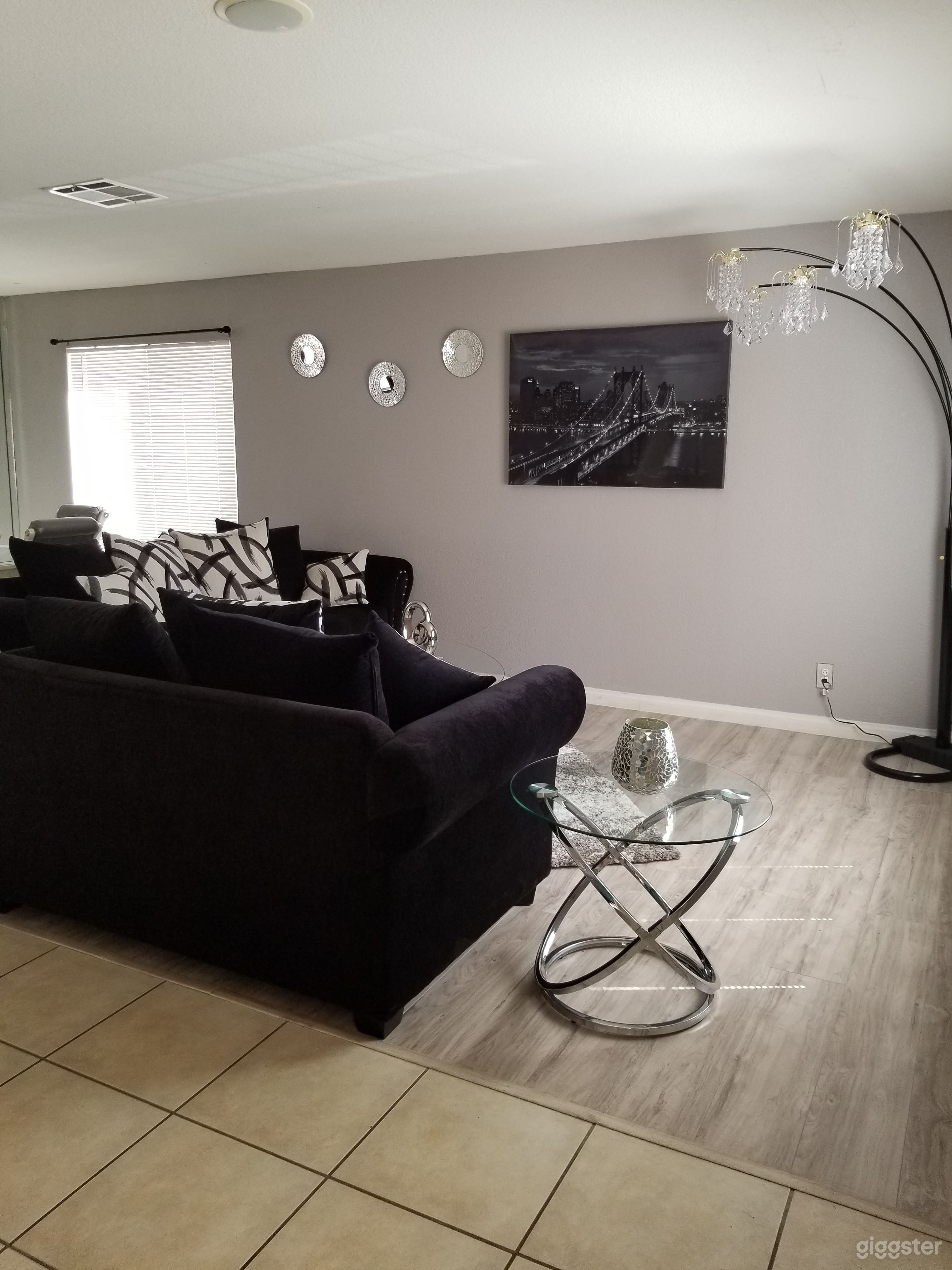 Elegant Home For The Motion Picture Industry  Photo 1