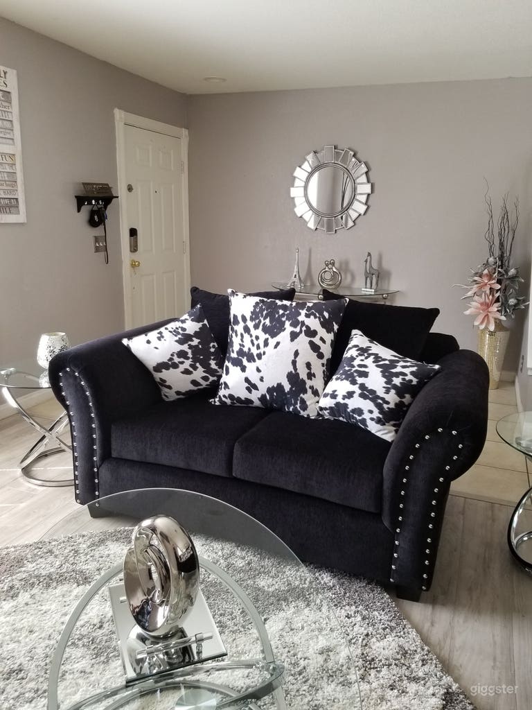  Elegant Home For The Motion Picture Industry  