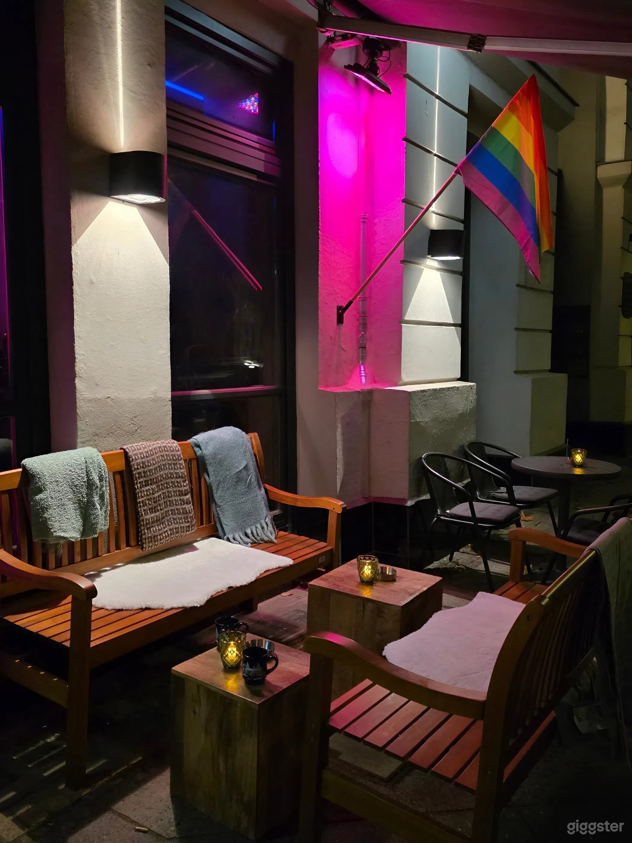 Vibrant Queer-Friendly Berlin Bar with Stylish Interior Photo 4