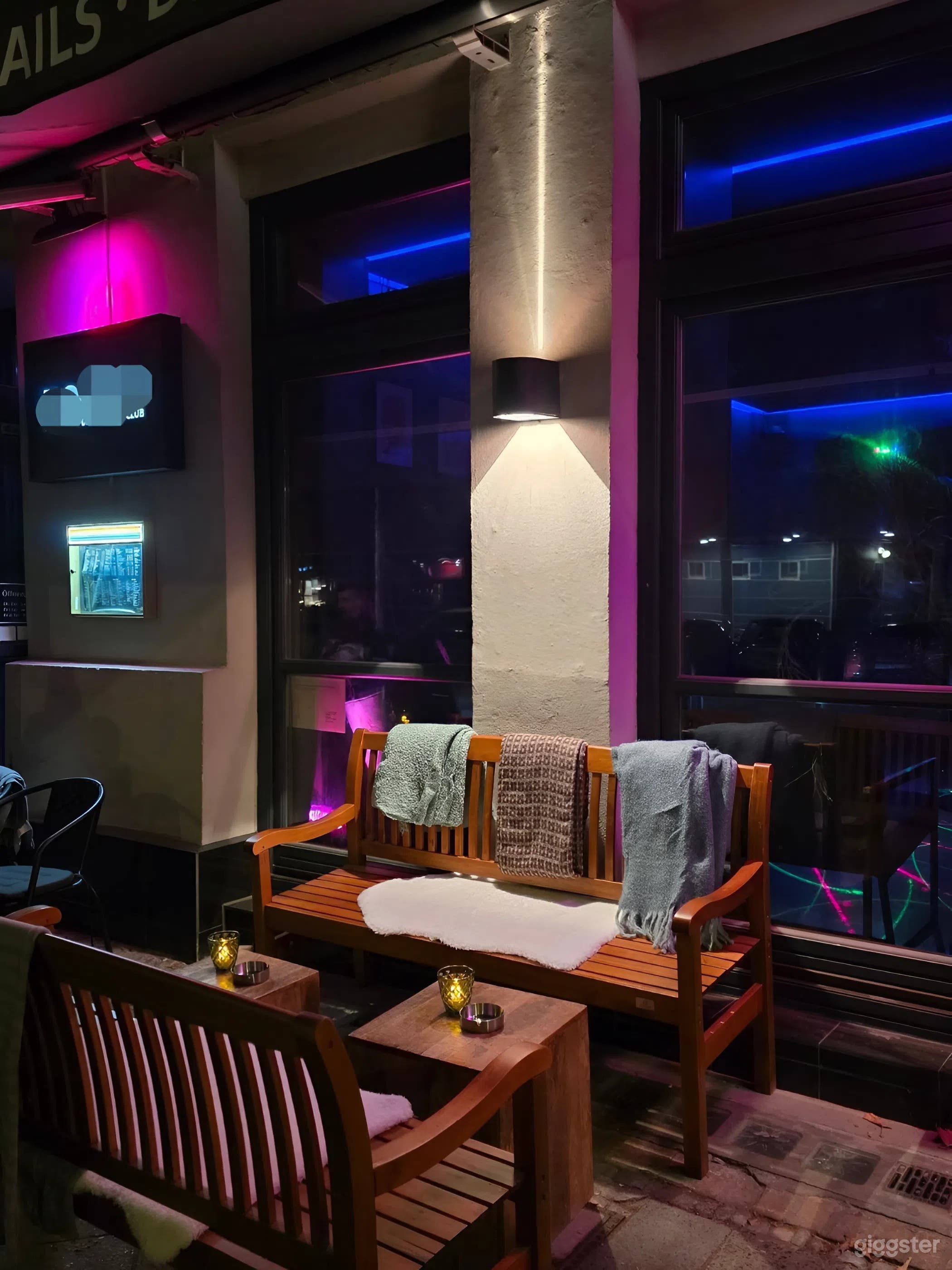 Vibrant Queer-Friendly Berlin Bar with Stylish Interior Photo 3