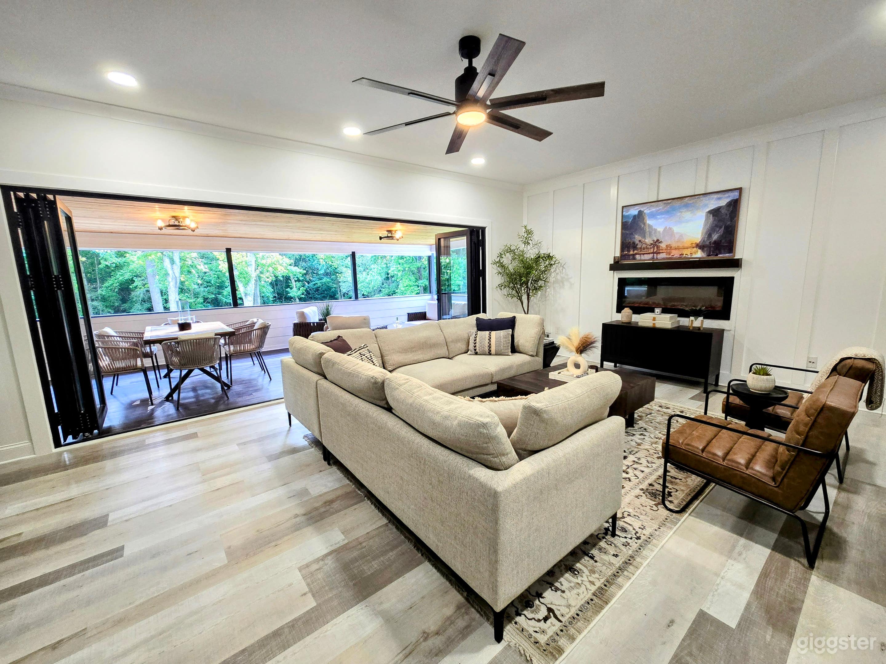 Beautiful Modern Farmhouse on 2 Acres Photo 2