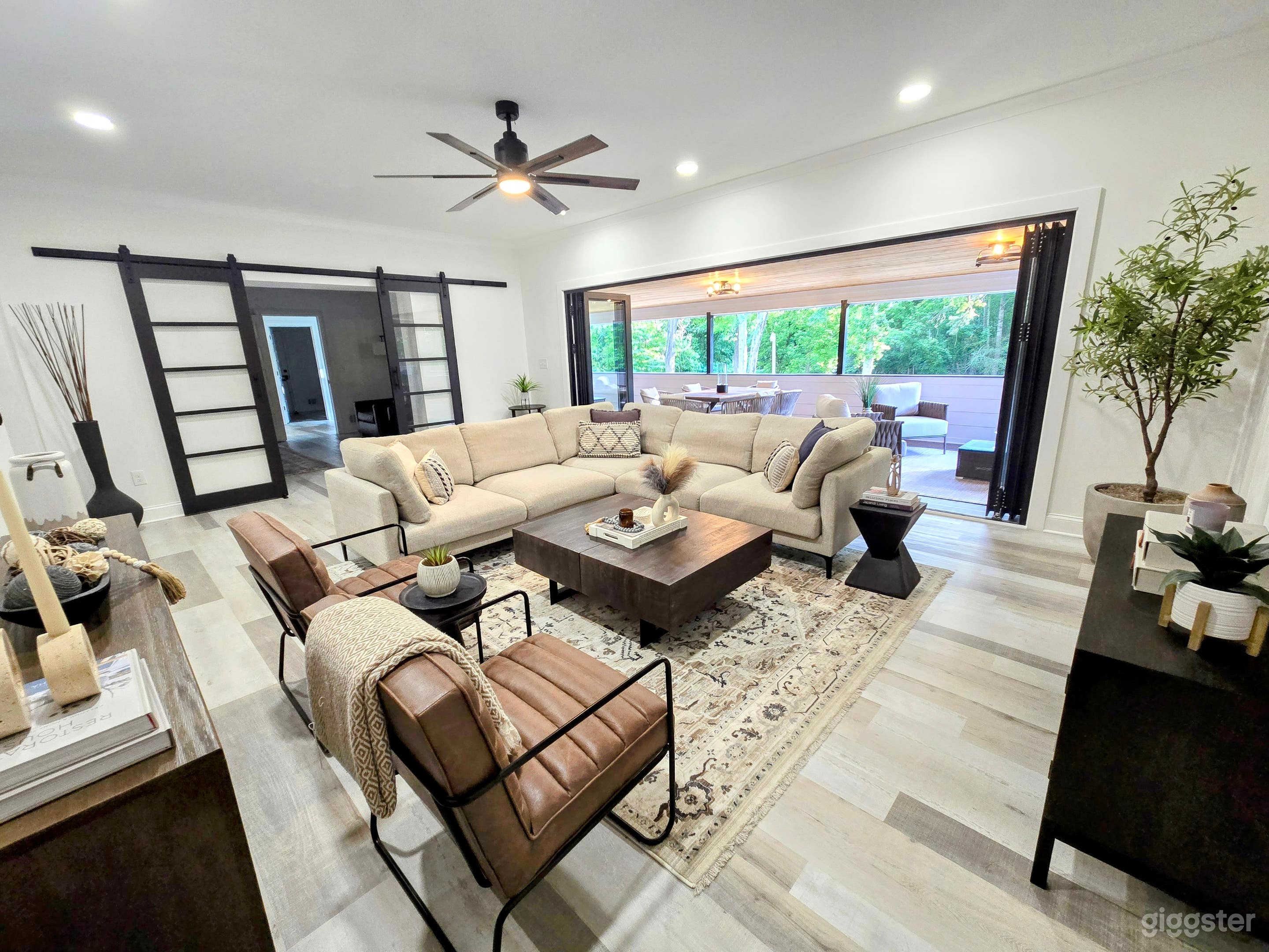 Beautiful Modern Farmhouse on 2 Acres Photo 1