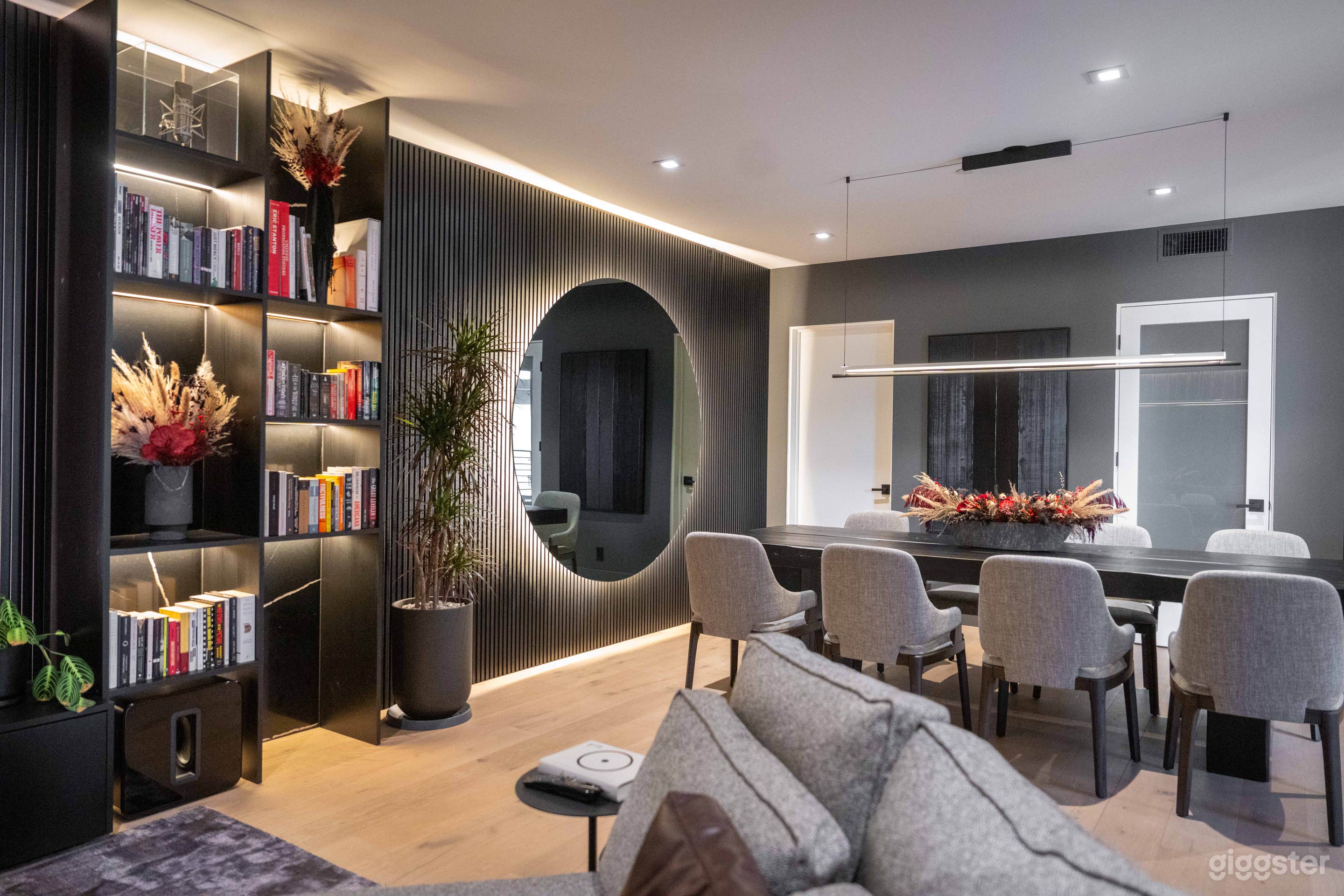 Dark and sexy Hollywood Townhouse Photo 4