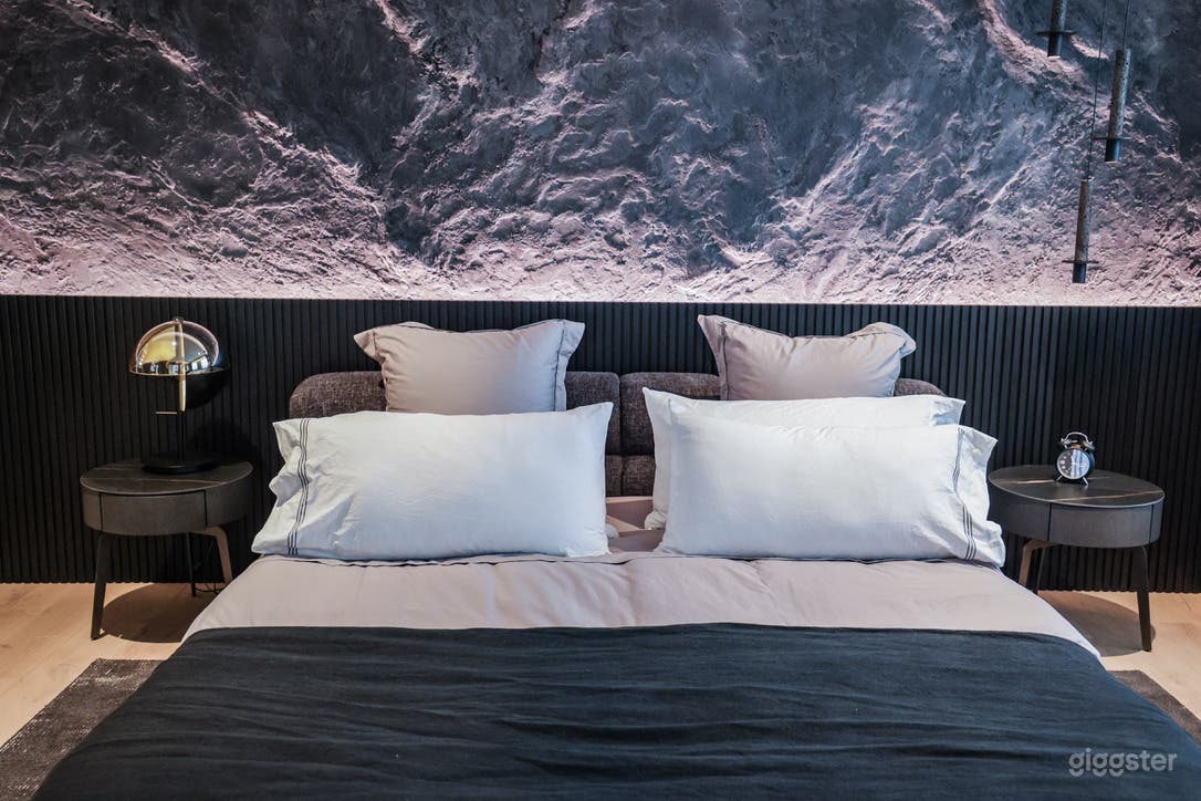 Dark and sexy Hollywood Townhouse Photo 2