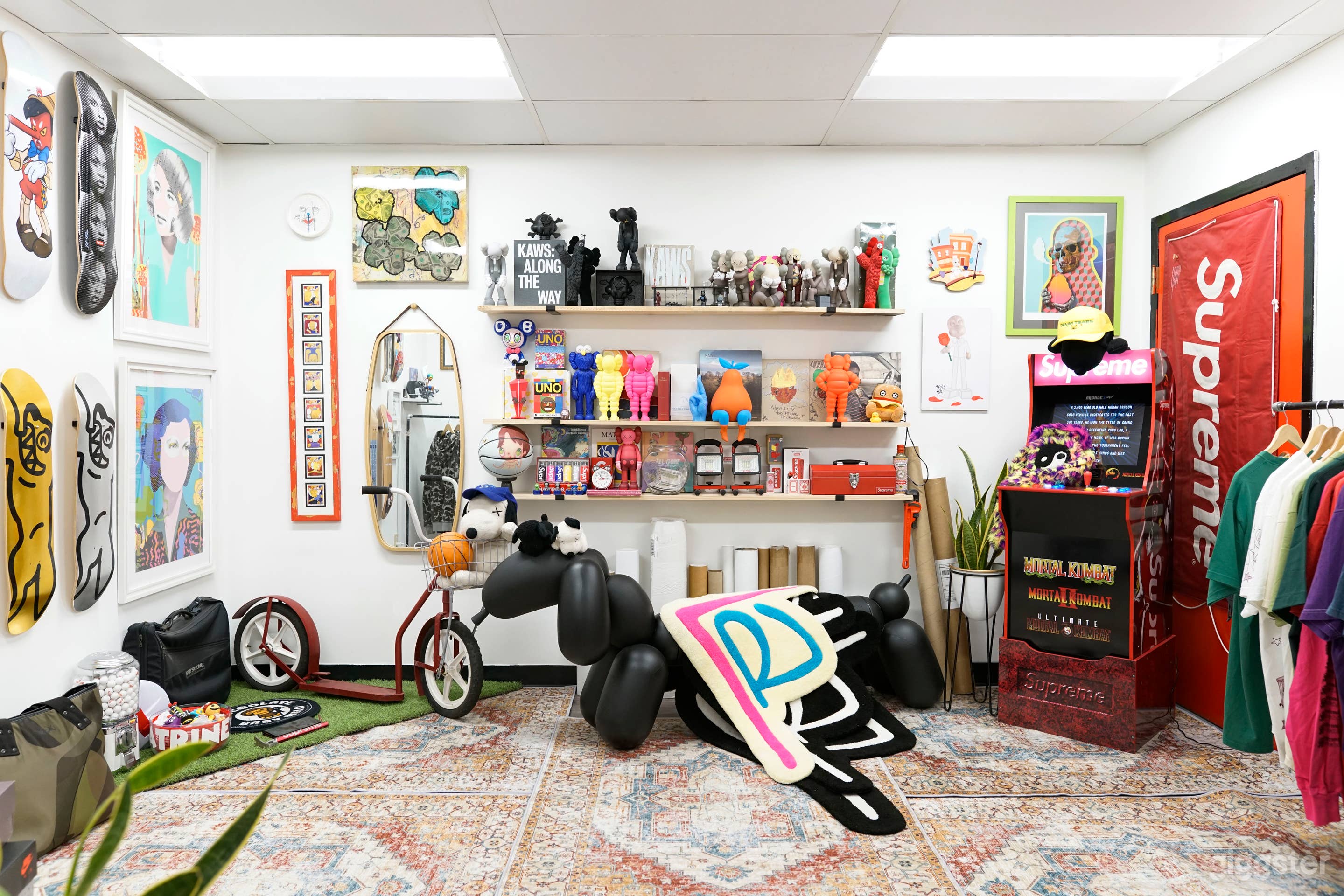 Fashion and Art Fusion: Gallery Showroom Space Photo 1