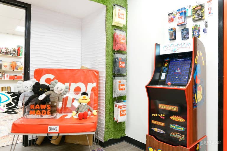  Fashion and Art Fusion: Gallery Showroom Space 