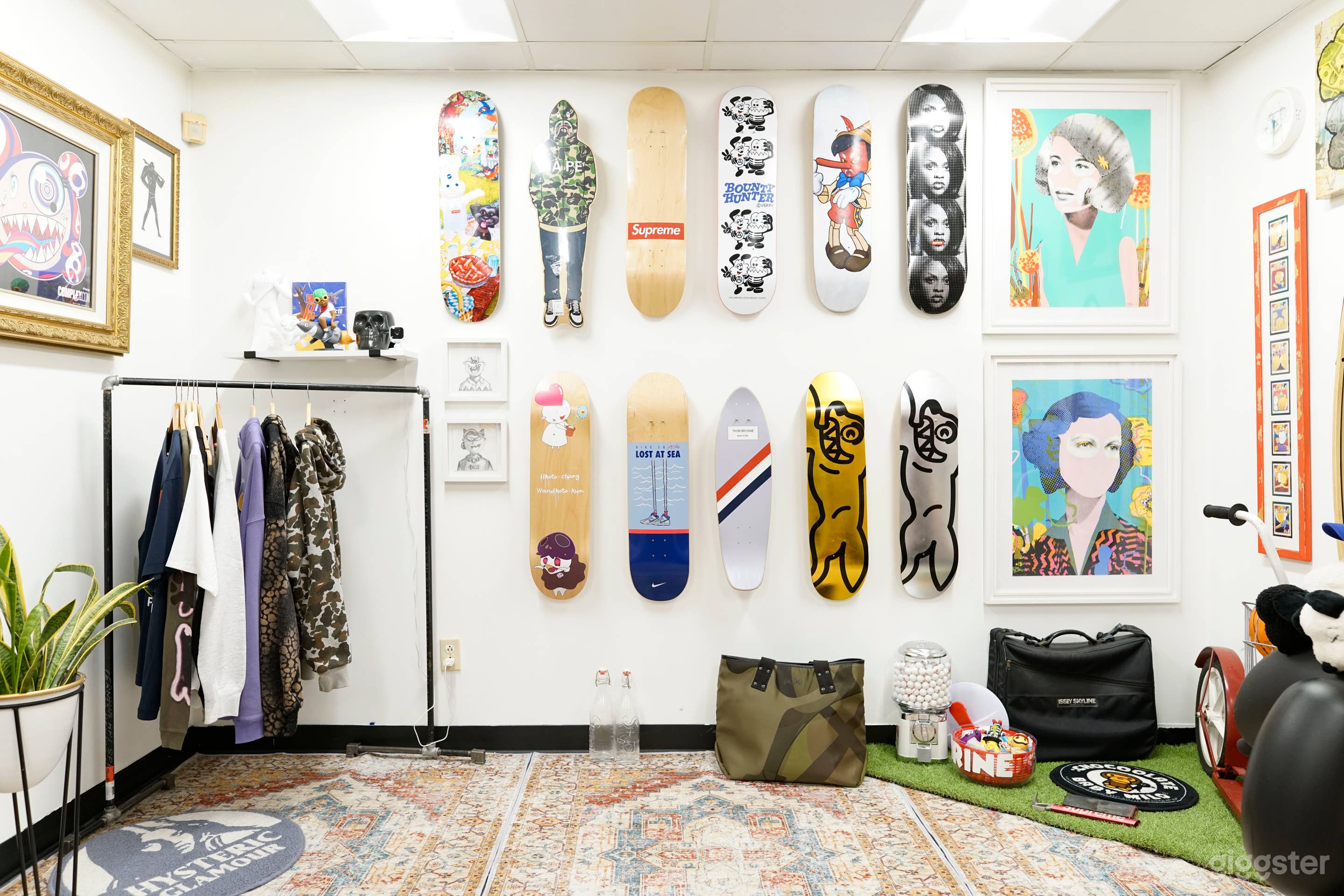 Fashion and Art Fusion: Gallery Showroom Space Photo 4