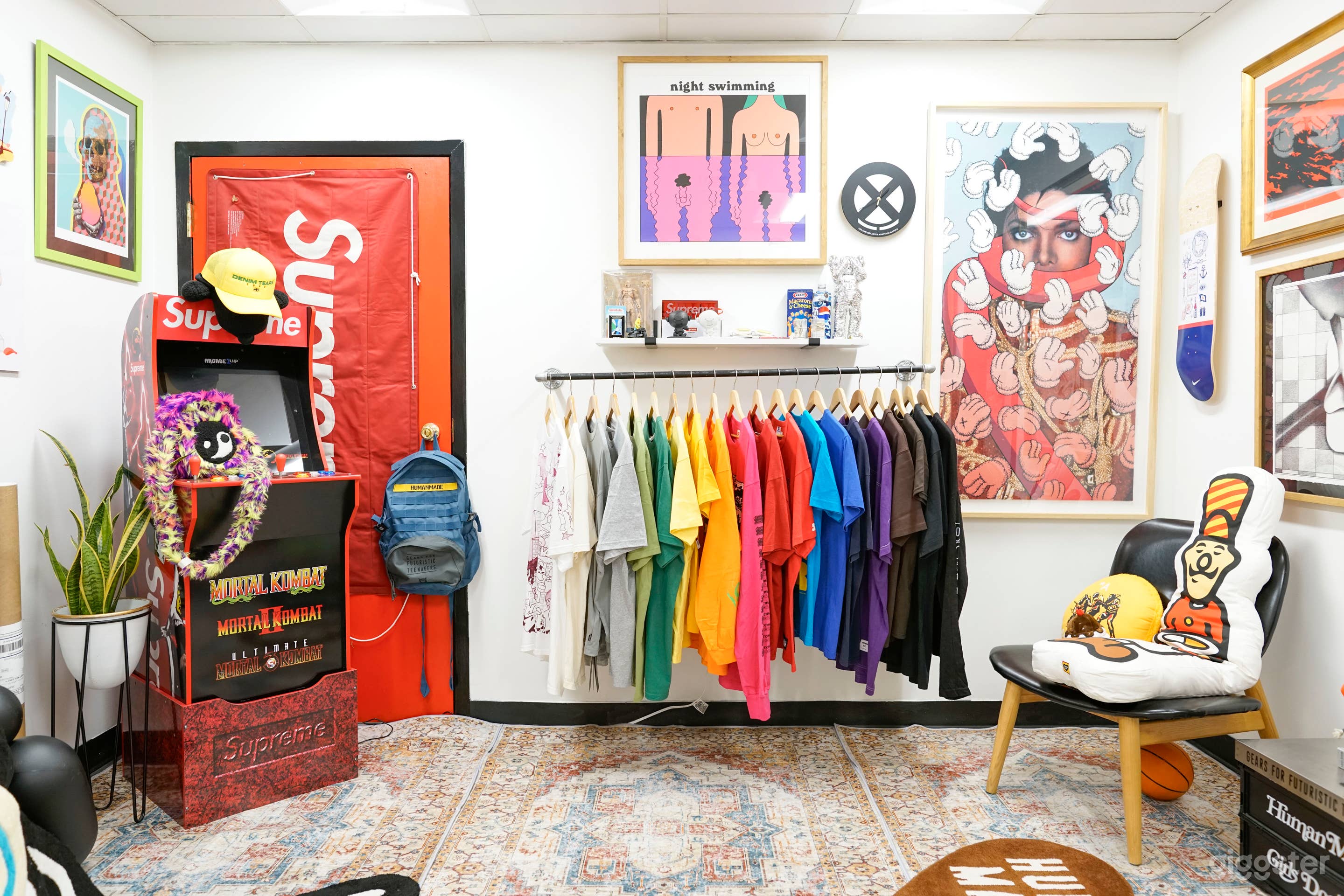 Fashion and Art Fusion: Gallery Showroom Space Photo 2