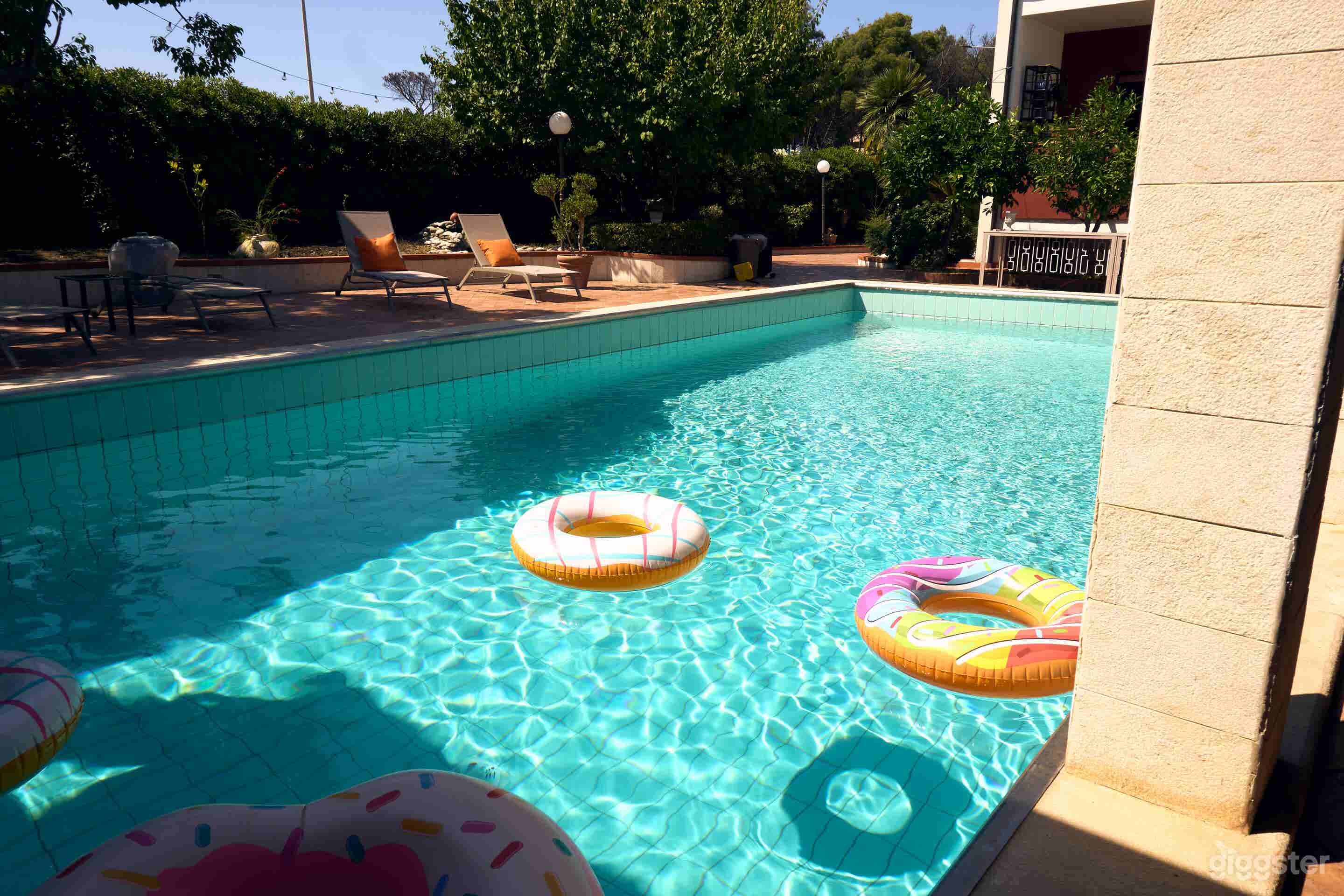 Foto di Villa mediterranea con porticato e piscina 2
