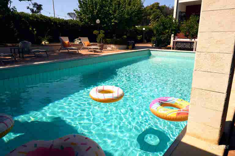  Villa mediterranea con porticato e piscina 
