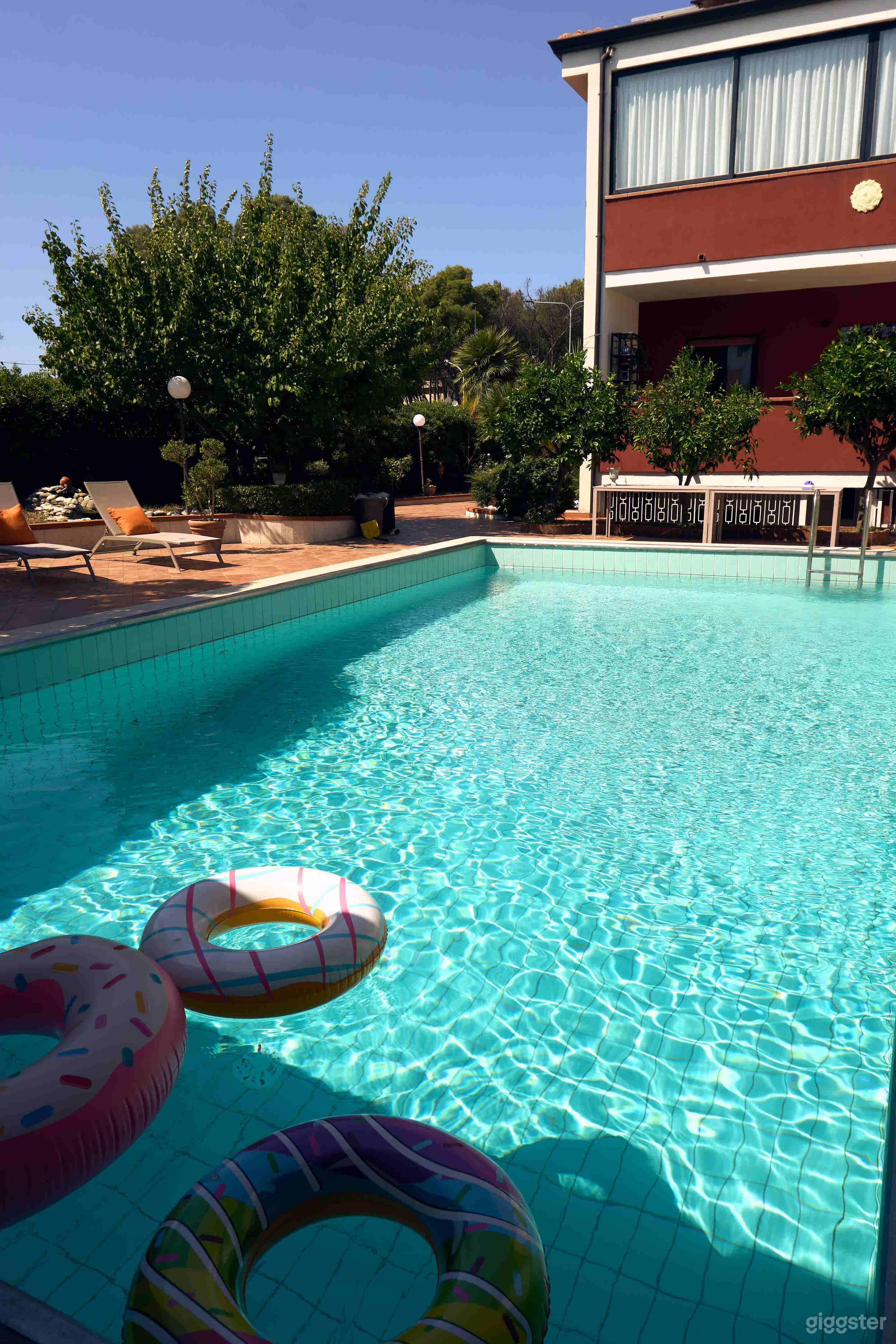 Foto di Villa mediterranea con porticato e piscina 3