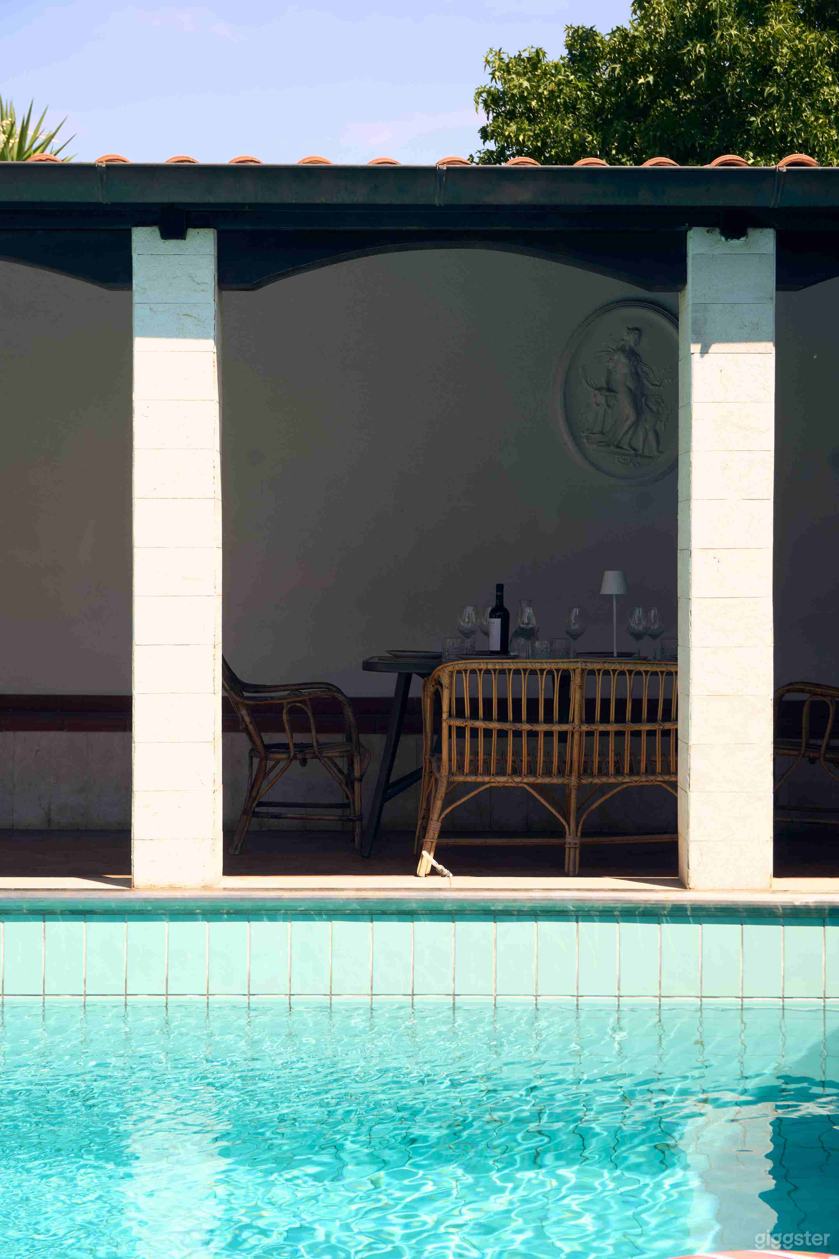 Foto di Villa mediterranea con porticato e piscina 4