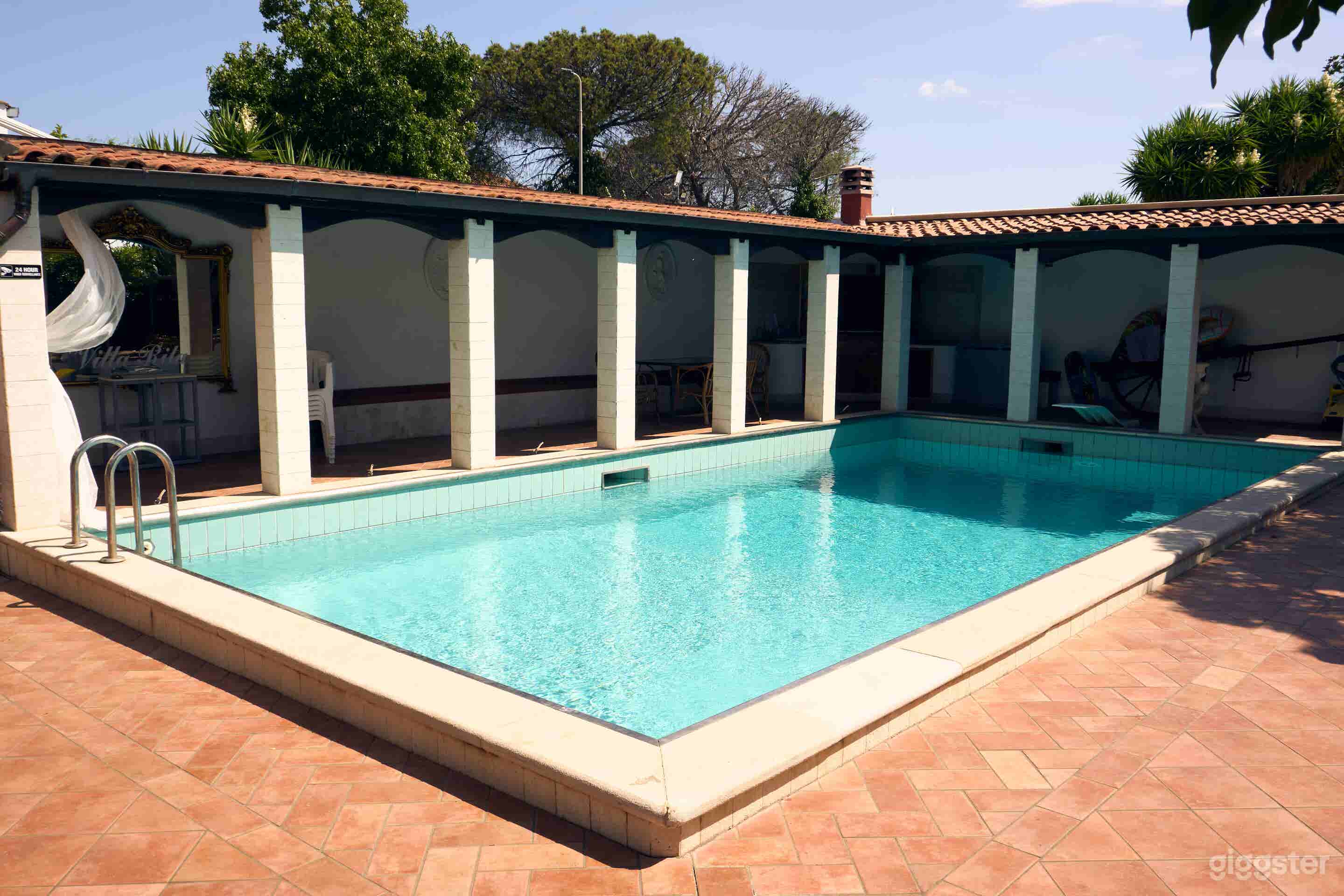 Foto di Villa mediterranea con porticato e piscina 1