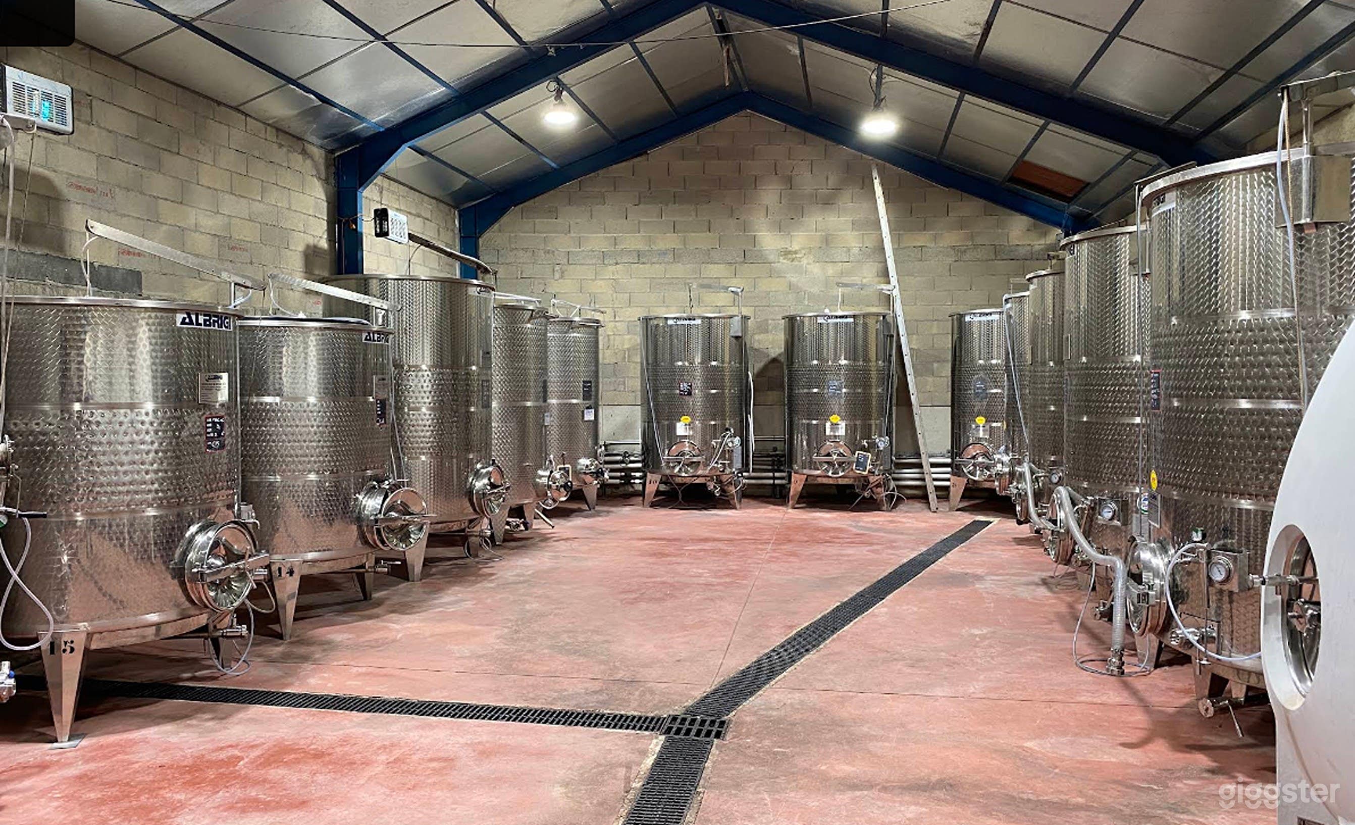 Photo de Caveau de Vente Authentique avec Vue d'Ensemble 2