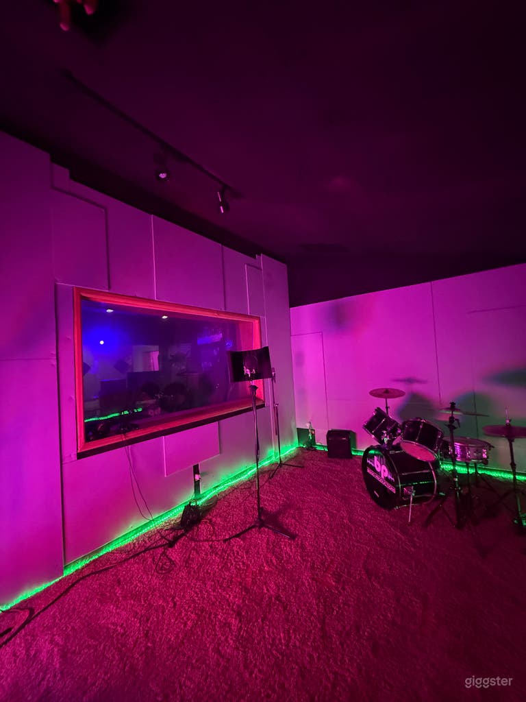  Vintage Downtown Recording Studio w/ Live Room & Lounge 