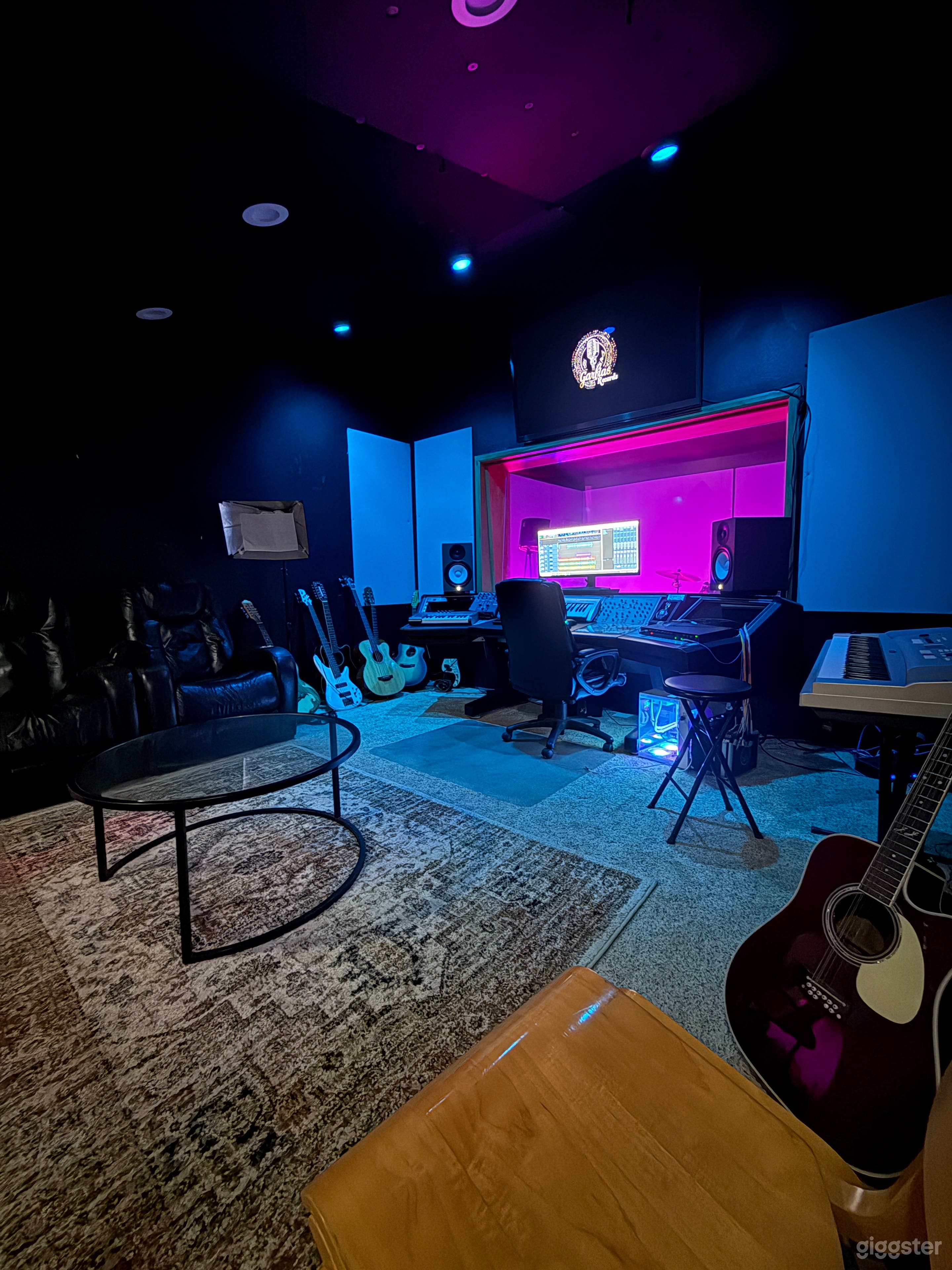 Vintage Downtown Recording Studio w/ Live Room &amp; Lounge Photo 3