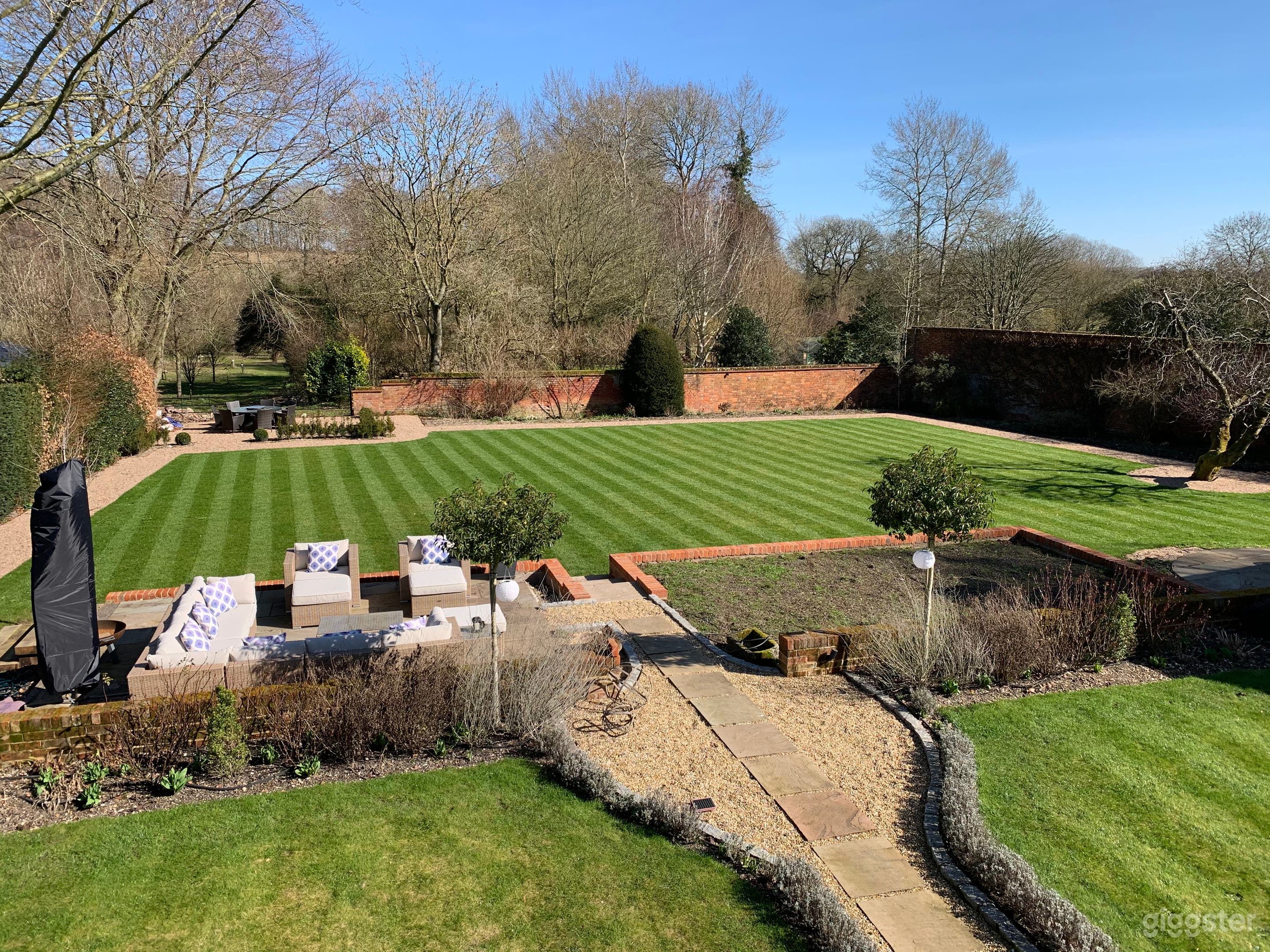 Brewers House with seperate Coach House for shoots Photo 1