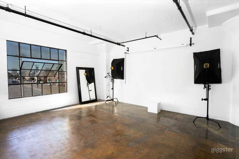  DTLA - Natural Light Studio w/ Cyc Wall + Lights 