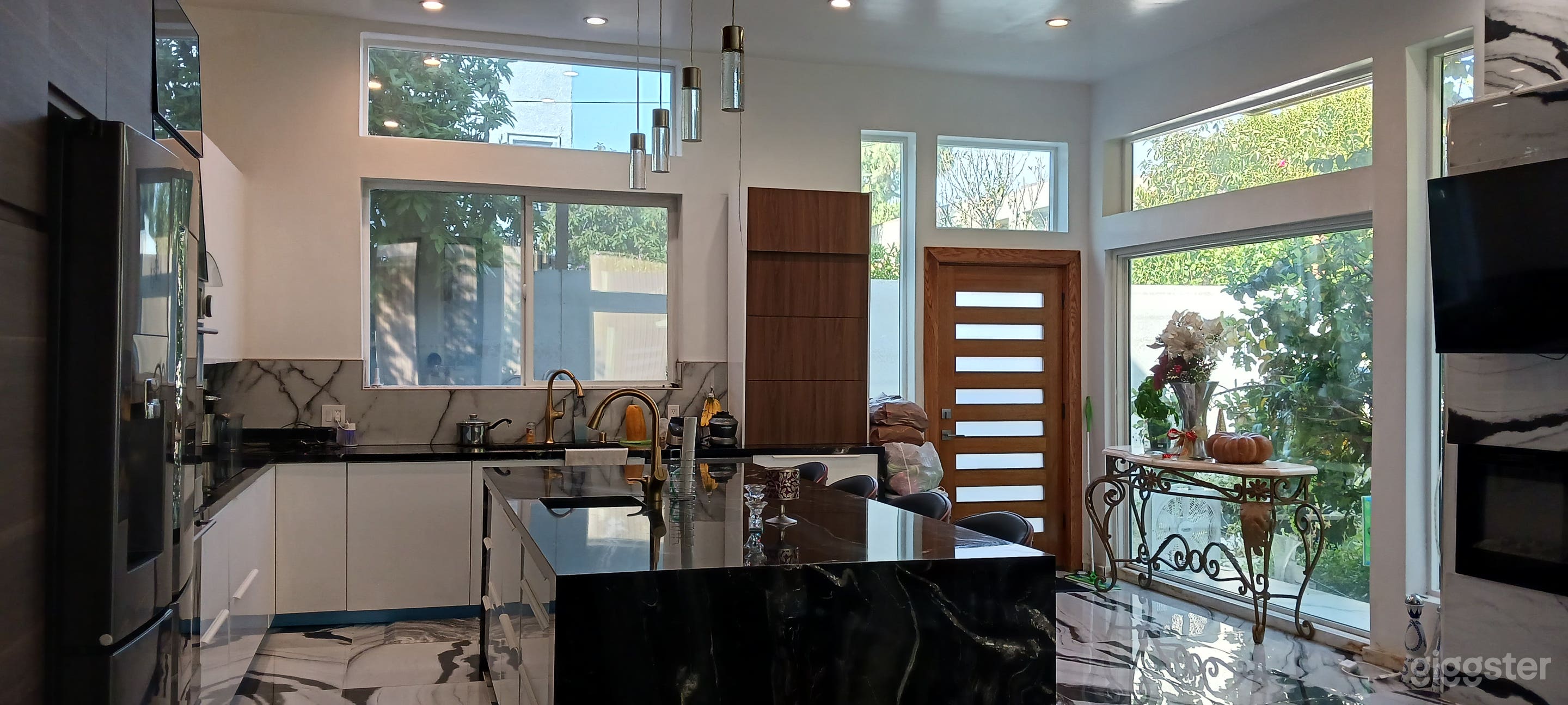 Large modern marble kitchen Photo 2