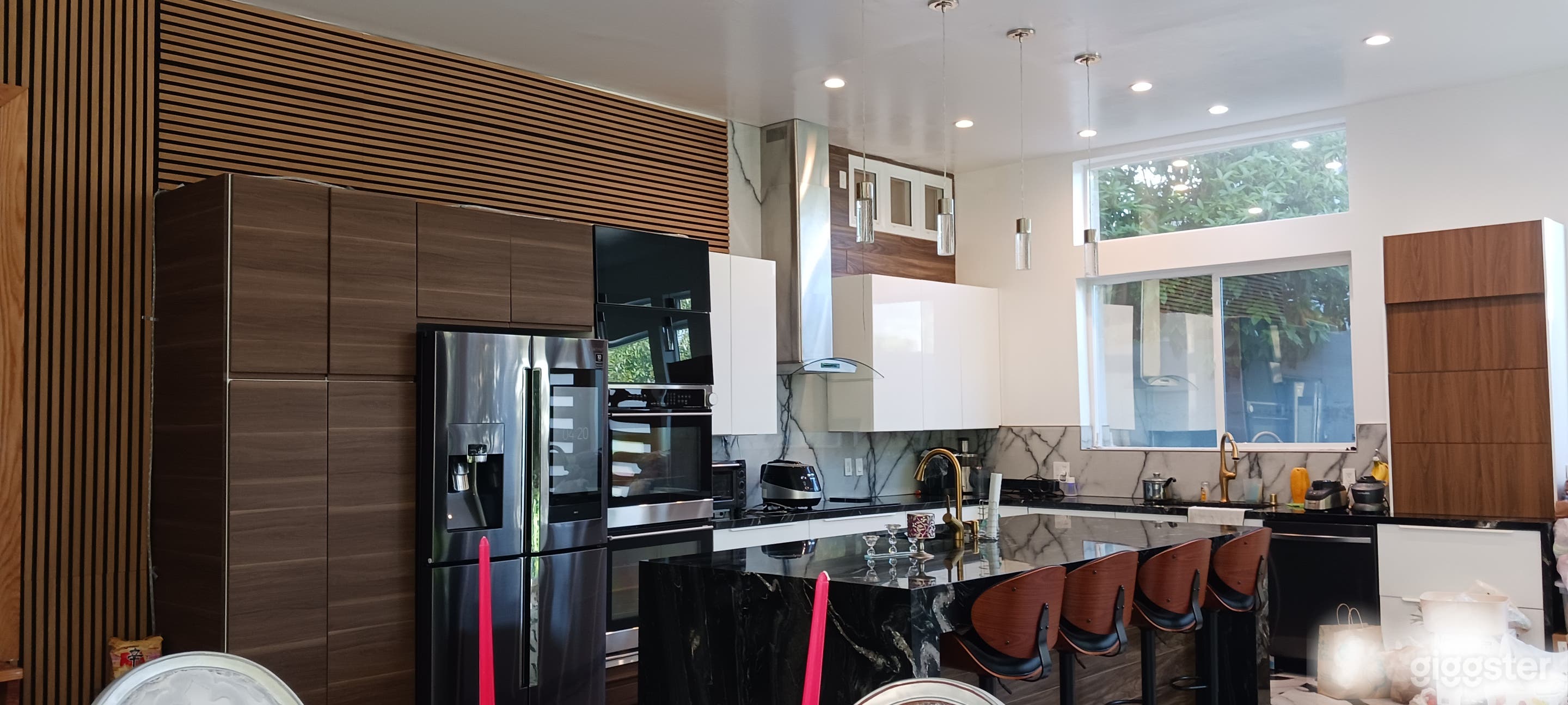 Large modern marble kitchen Photo 1