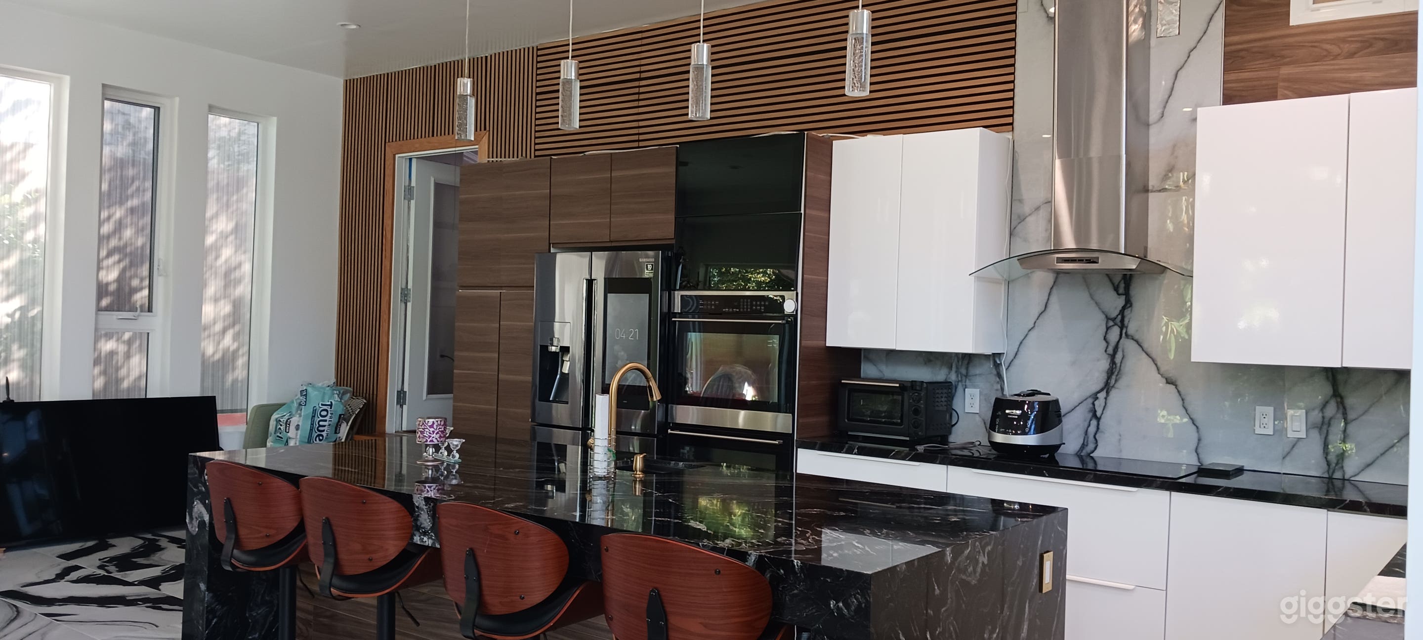 Large modern marble kitchen Photo 3