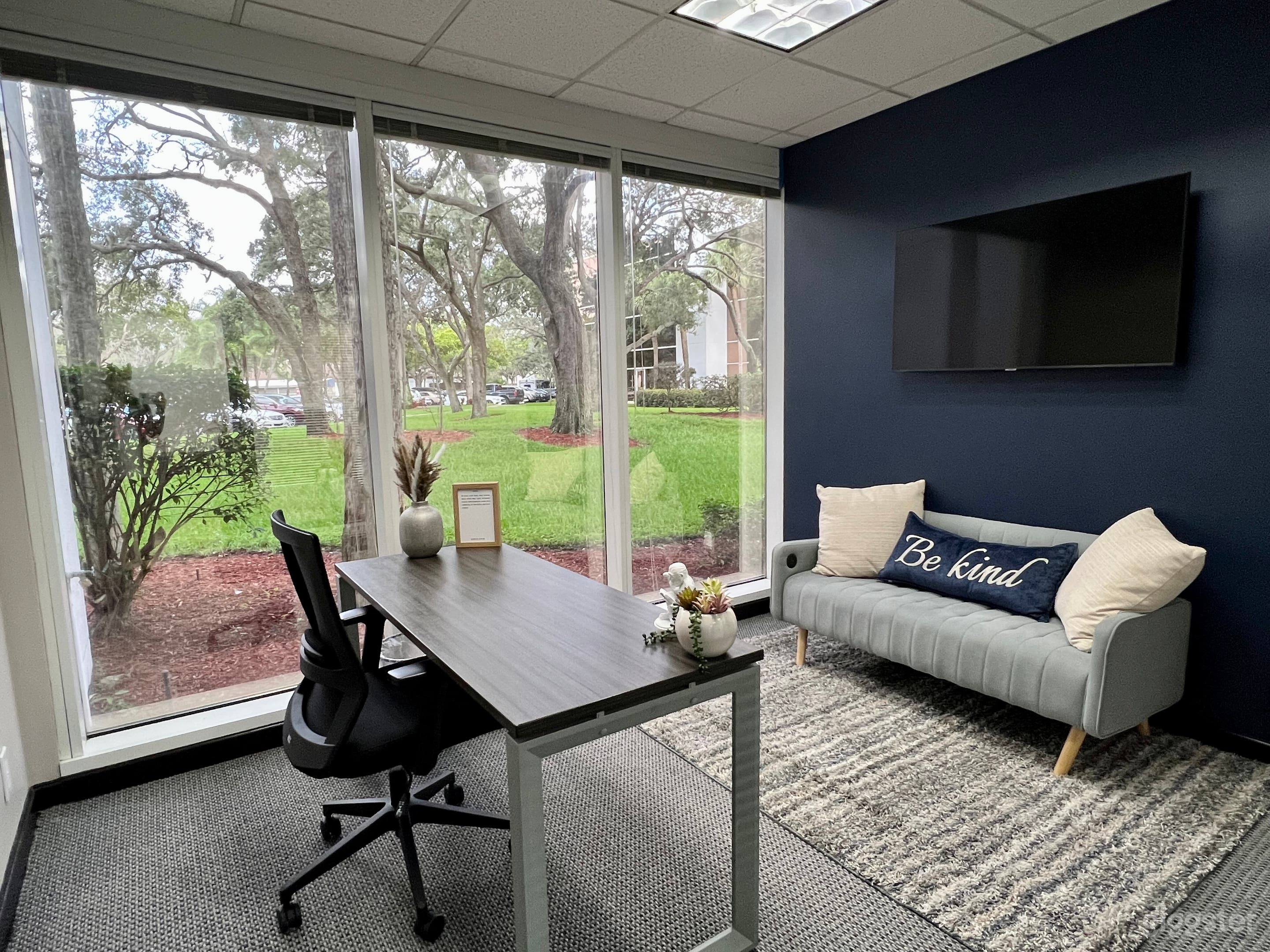 Modern Private Office Room in West Palm Beach Photo 1