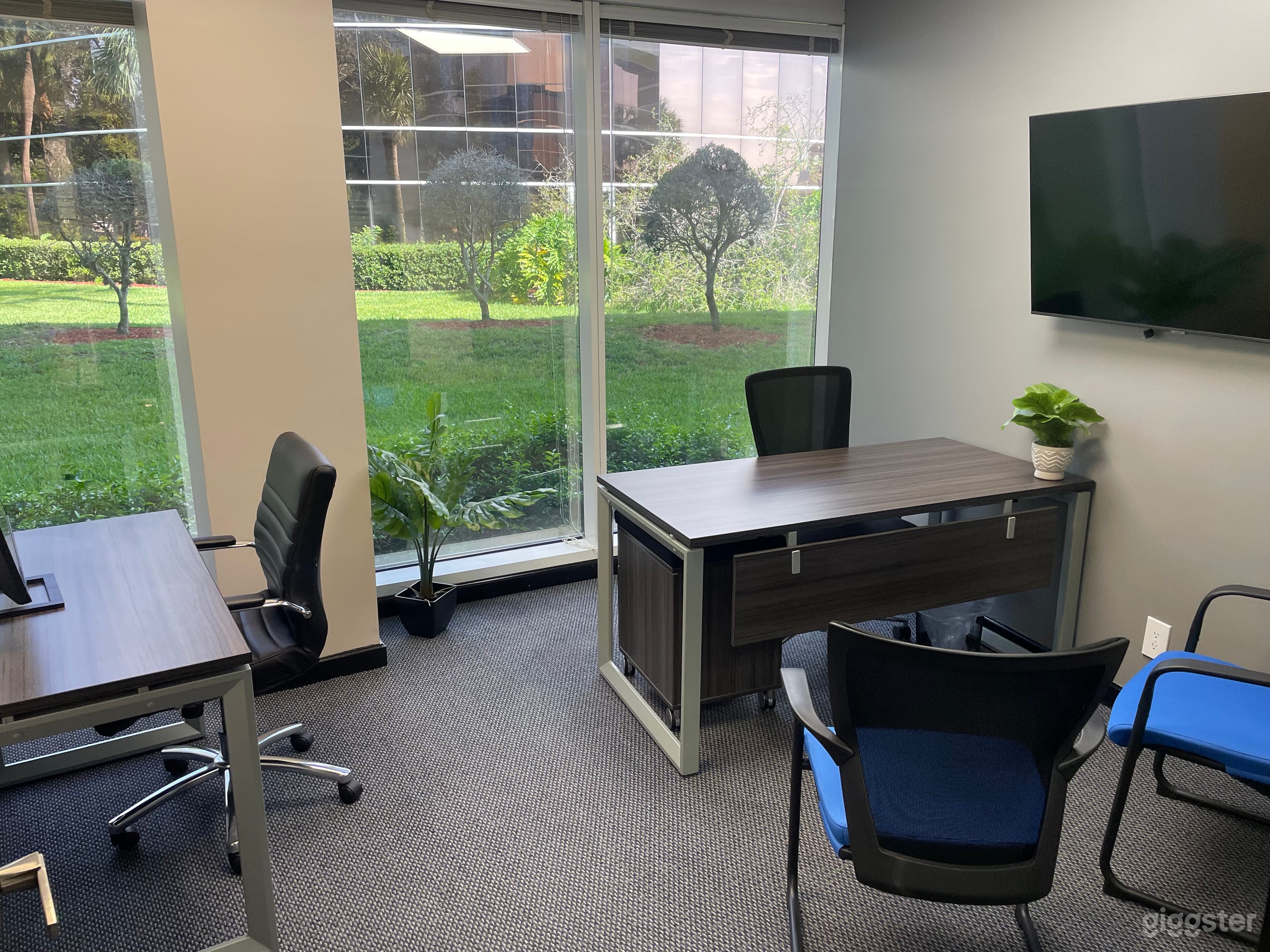 Modern Private Office Room in West Palm Beach Photo 4