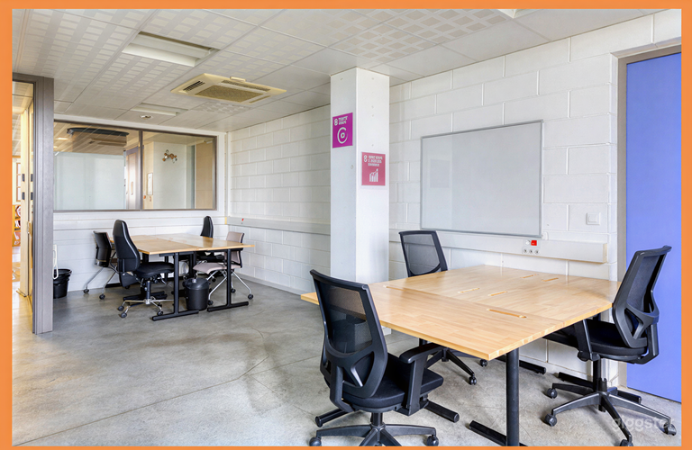  Salle de réunion vitrée & bureau privatif lumineux 